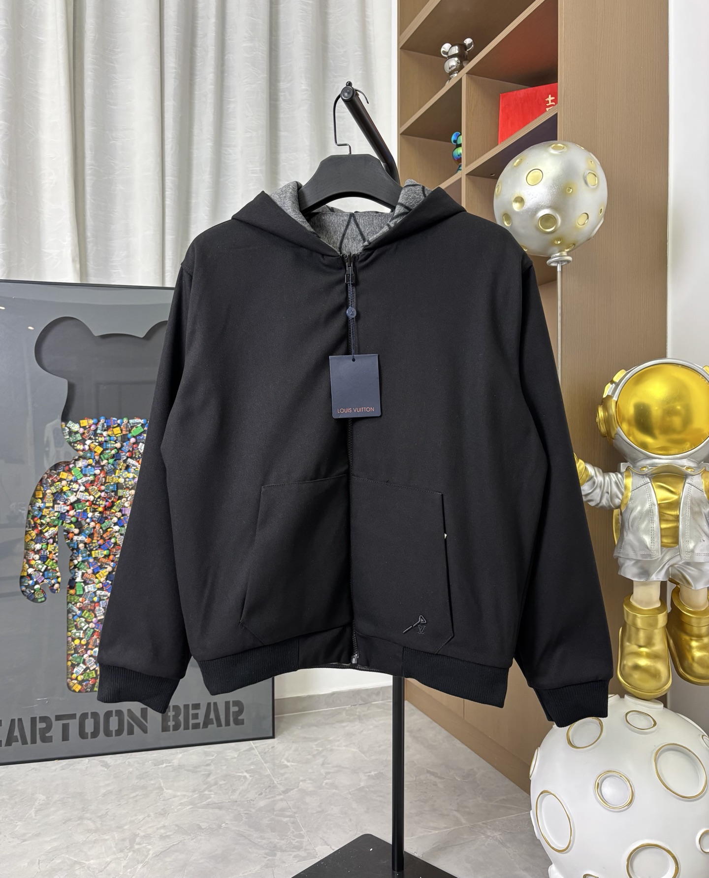 LV 原單灰色幾何Monogram連帽外套 高質感運動休閒款｜歐美奢侈品精品推薦