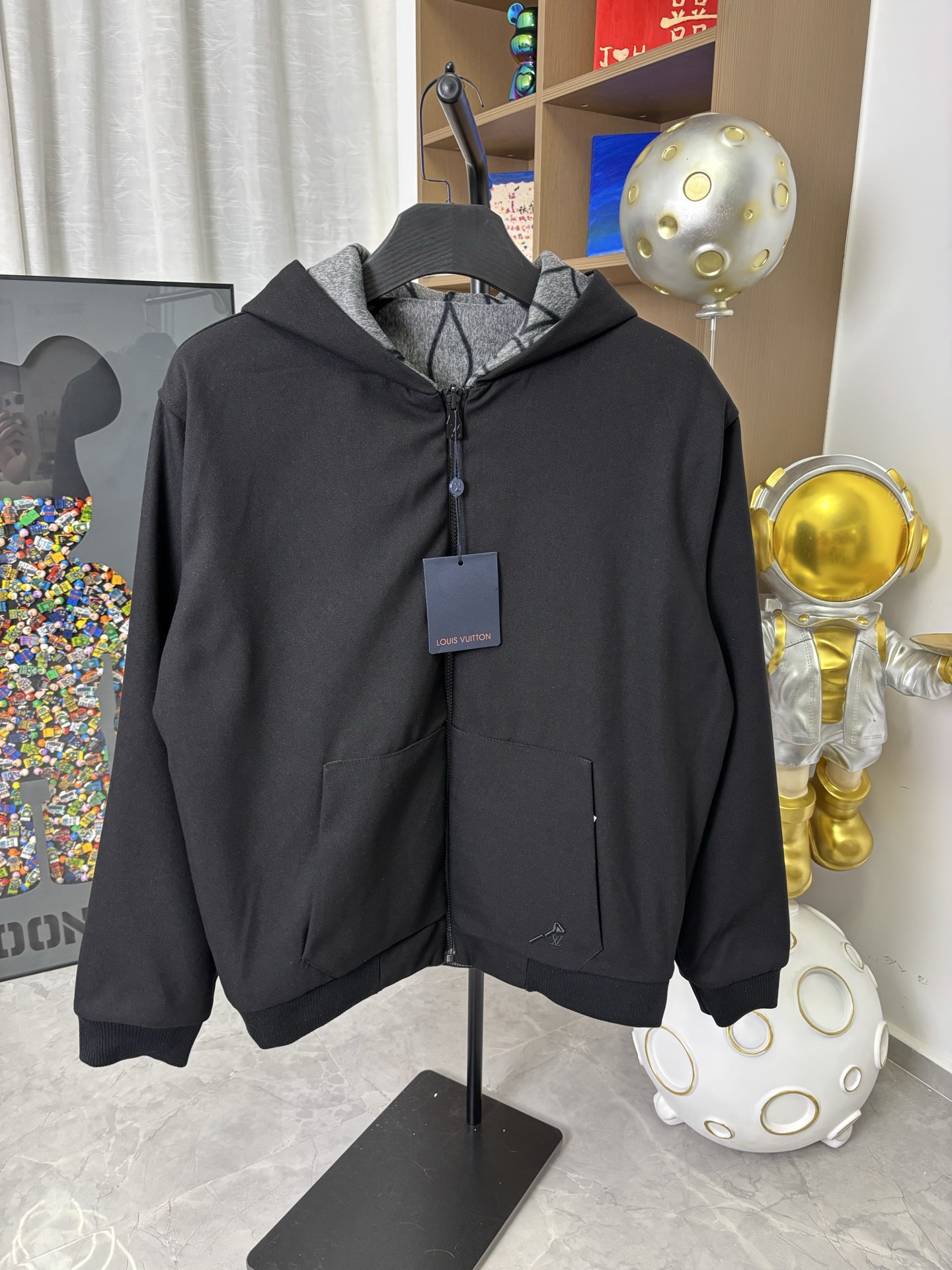 LV 原單灰色幾何Monogram連帽外套 高質感運動休閒款｜歐美奢侈品精品推薦