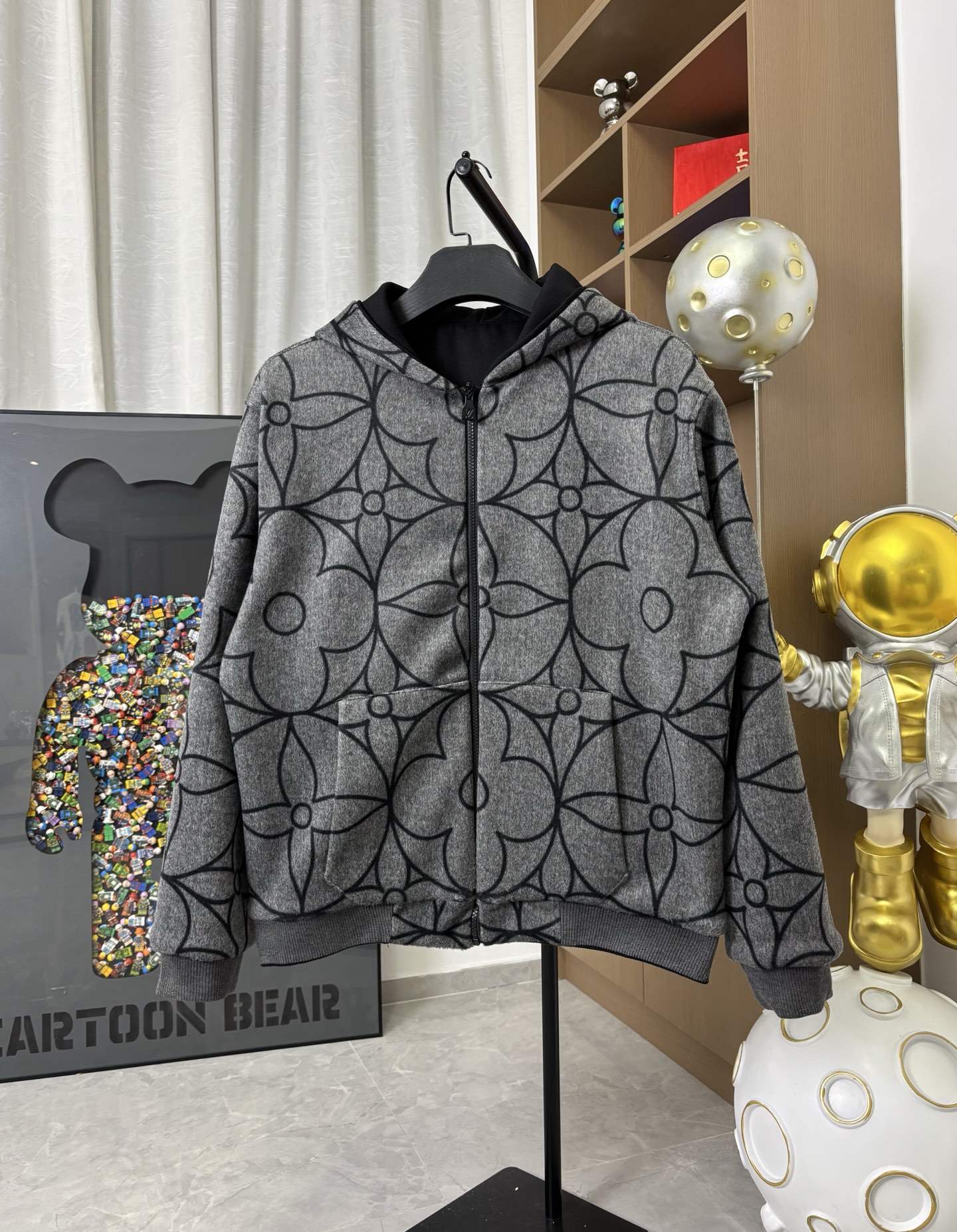 LV 原單灰色幾何Monogram連帽外套 高質感運動休閒款｜歐美奢侈品精品推薦