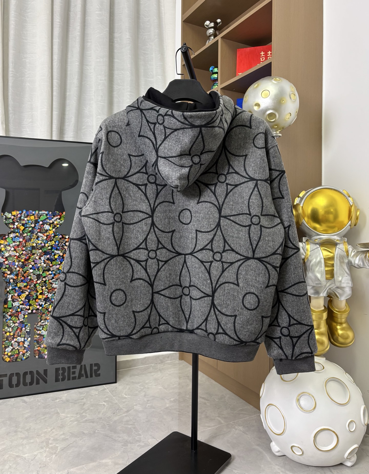 LV 原單灰色幾何Monogram連帽外套 高質感運動休閒款｜歐美奢侈品精品推薦