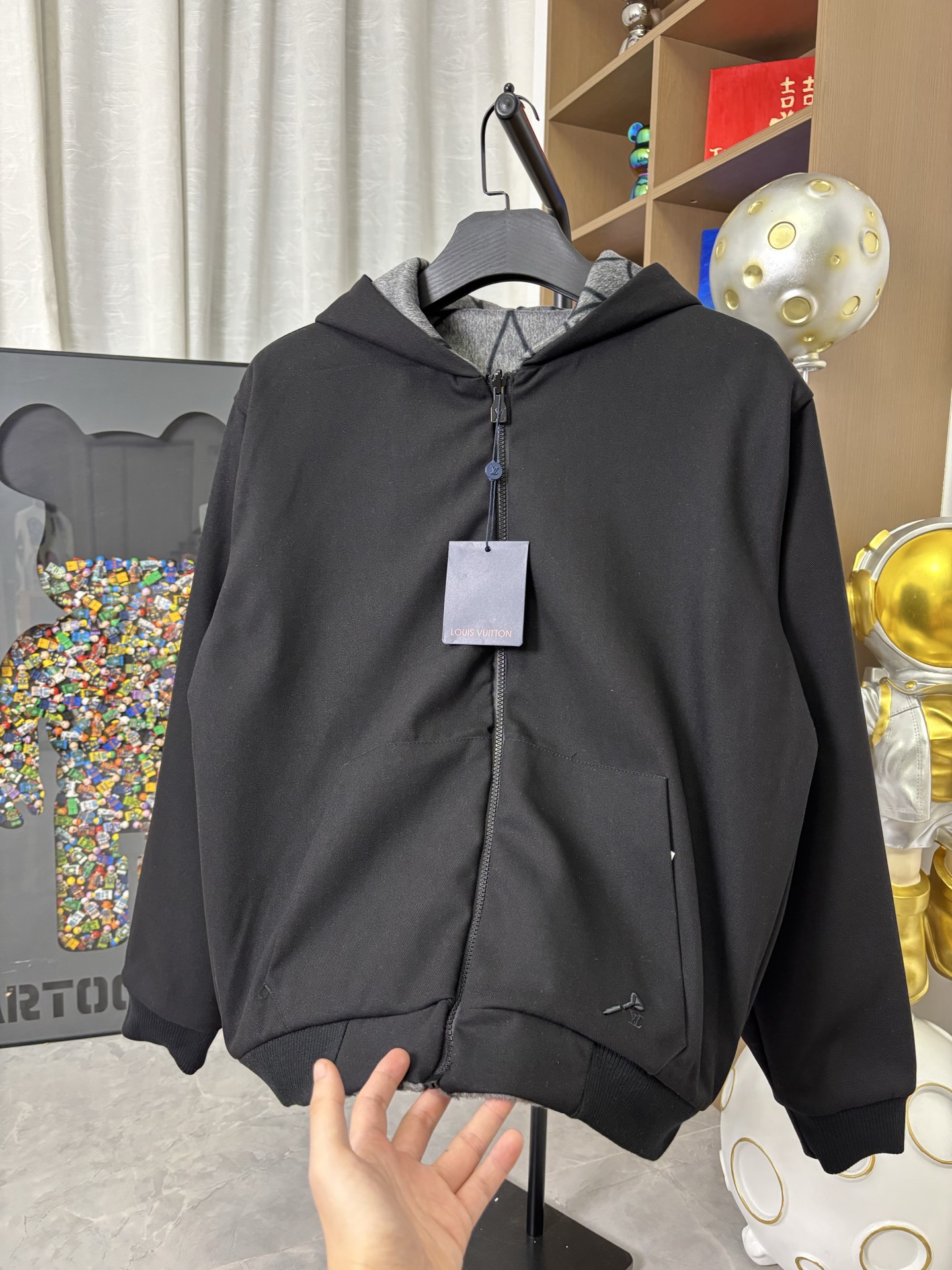 LV 原單灰色幾何Monogram連帽外套 高質感運動休閒款｜歐美奢侈品精品推薦
