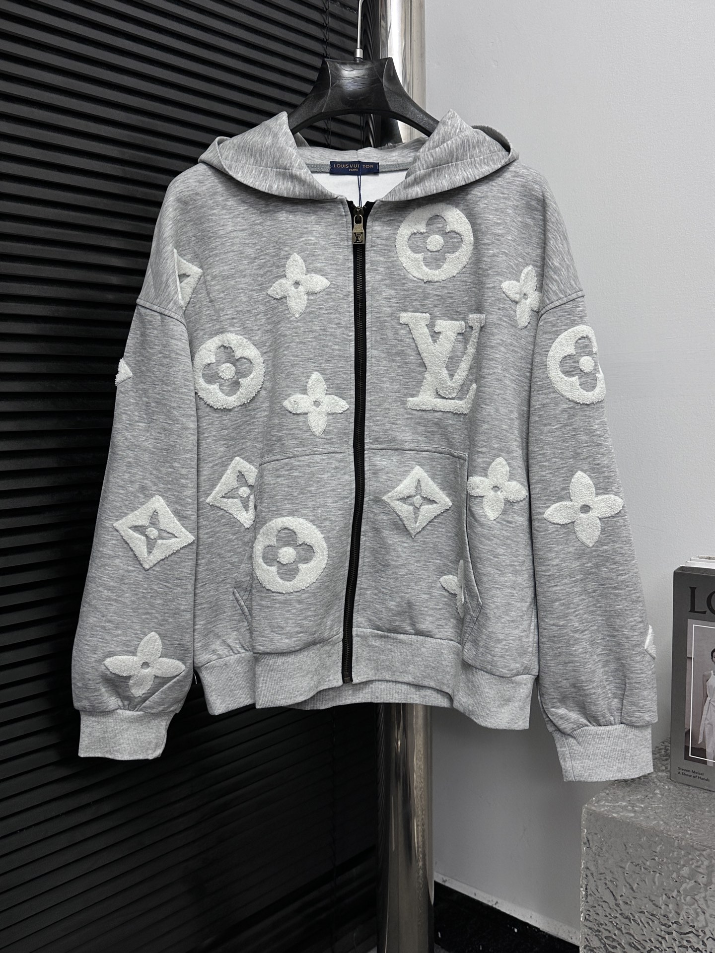 LV 精品仿製灰色立體Monogram連帽外套 奢華立體刺繡設計｜歐美奢侈品精品推薦