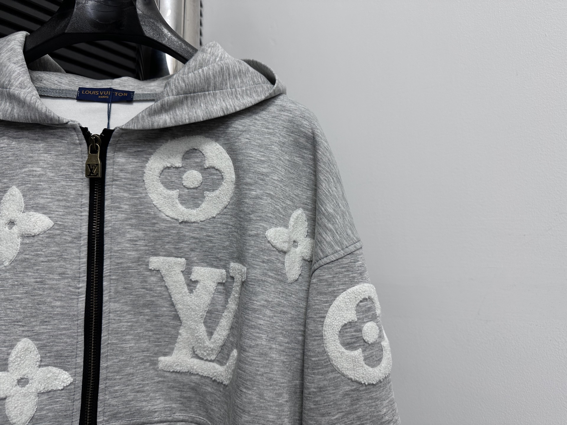 LV 精品仿製灰色立體Monogram連帽外套 奢華立體刺繡設計｜歐美奢侈品精品推薦