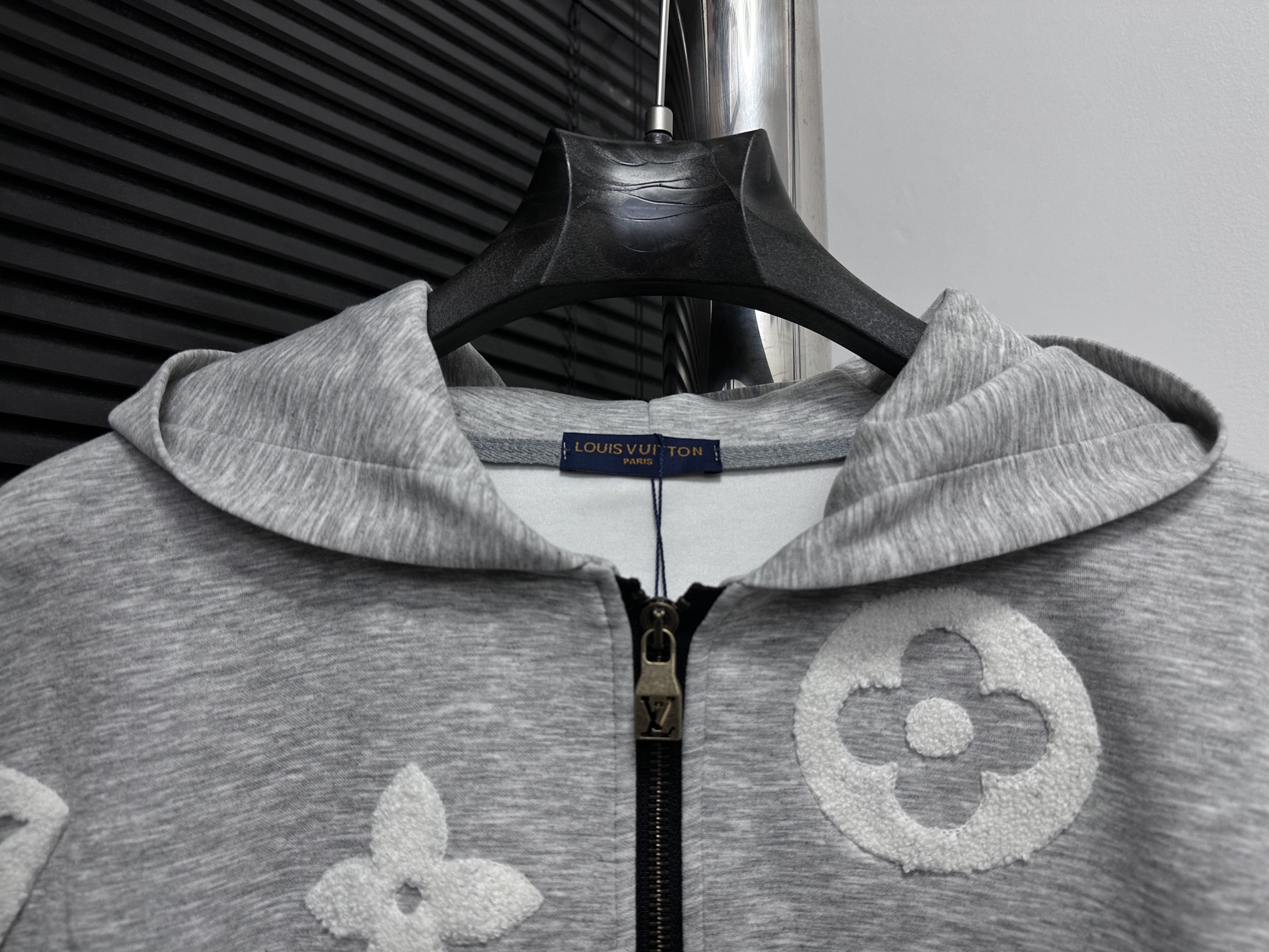 LV 精品仿製灰色立體Monogram連帽外套 奢華立體刺繡設計｜歐美奢侈品精品推薦