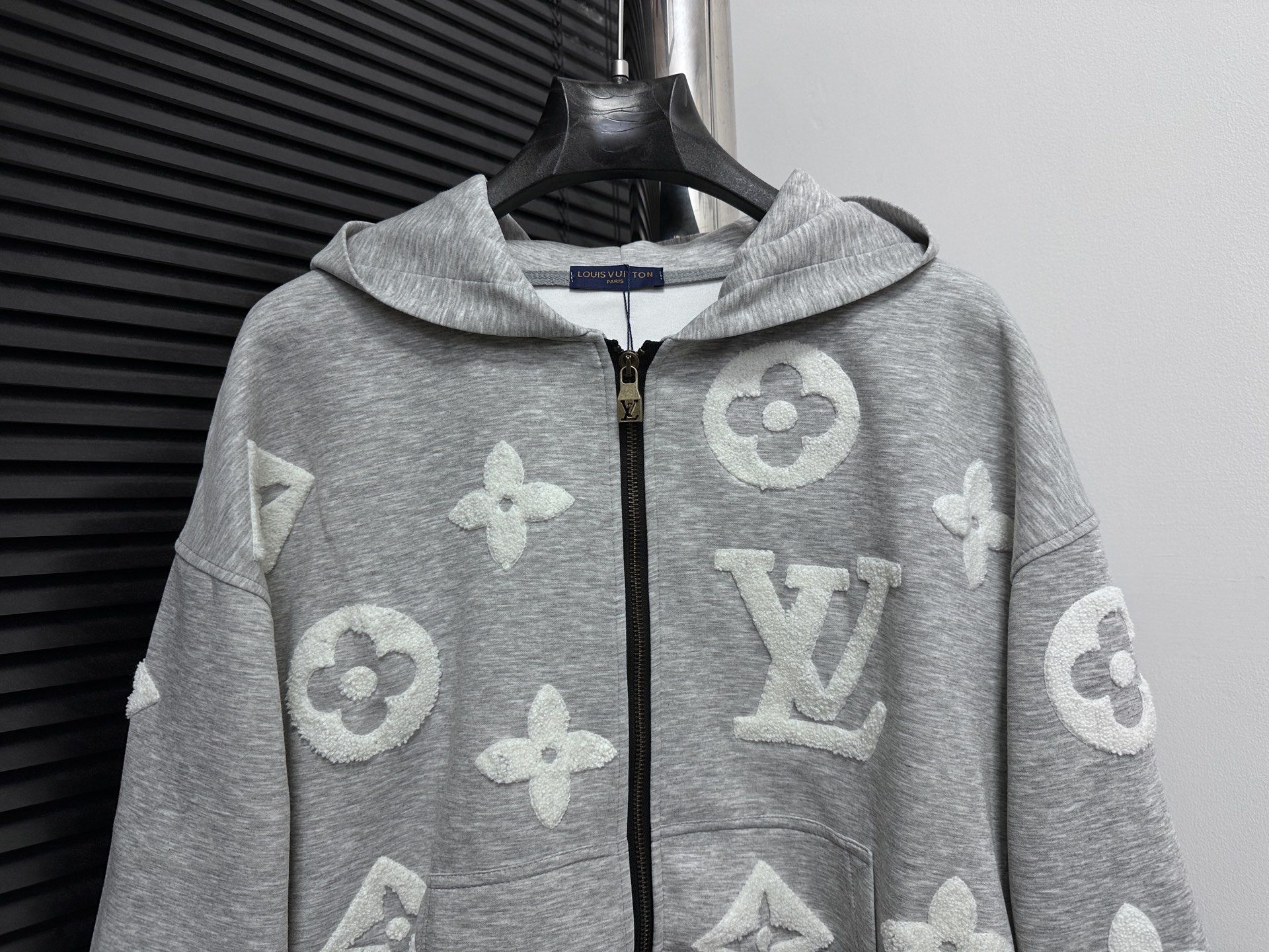 LV 精品仿製灰色立體Monogram連帽外套 奢華立體刺繡設計｜歐美奢侈品精品推薦