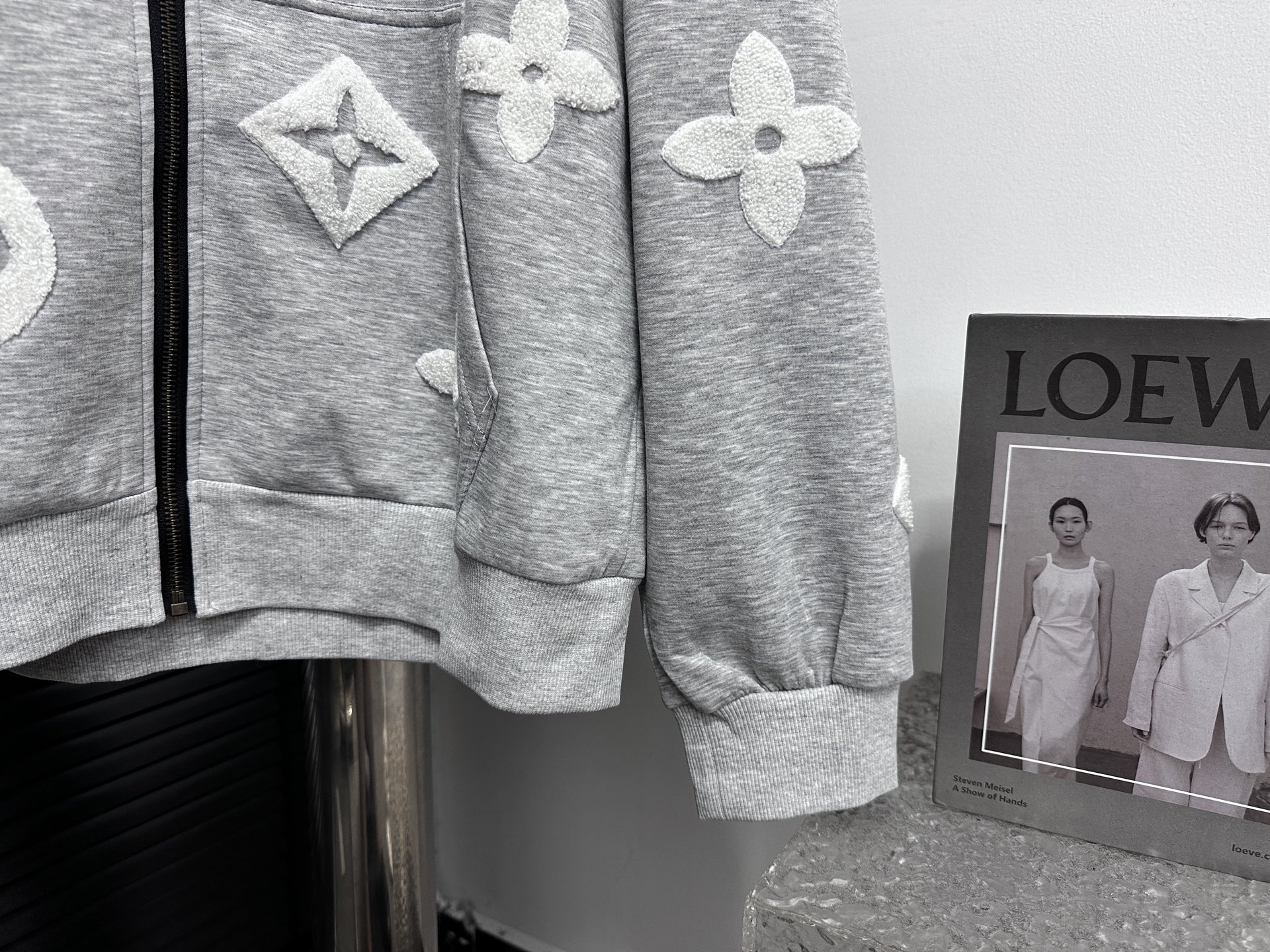 LV 精品仿製灰色立體Monogram連帽外套 奢華立體刺繡設計｜歐美奢侈品精品推薦