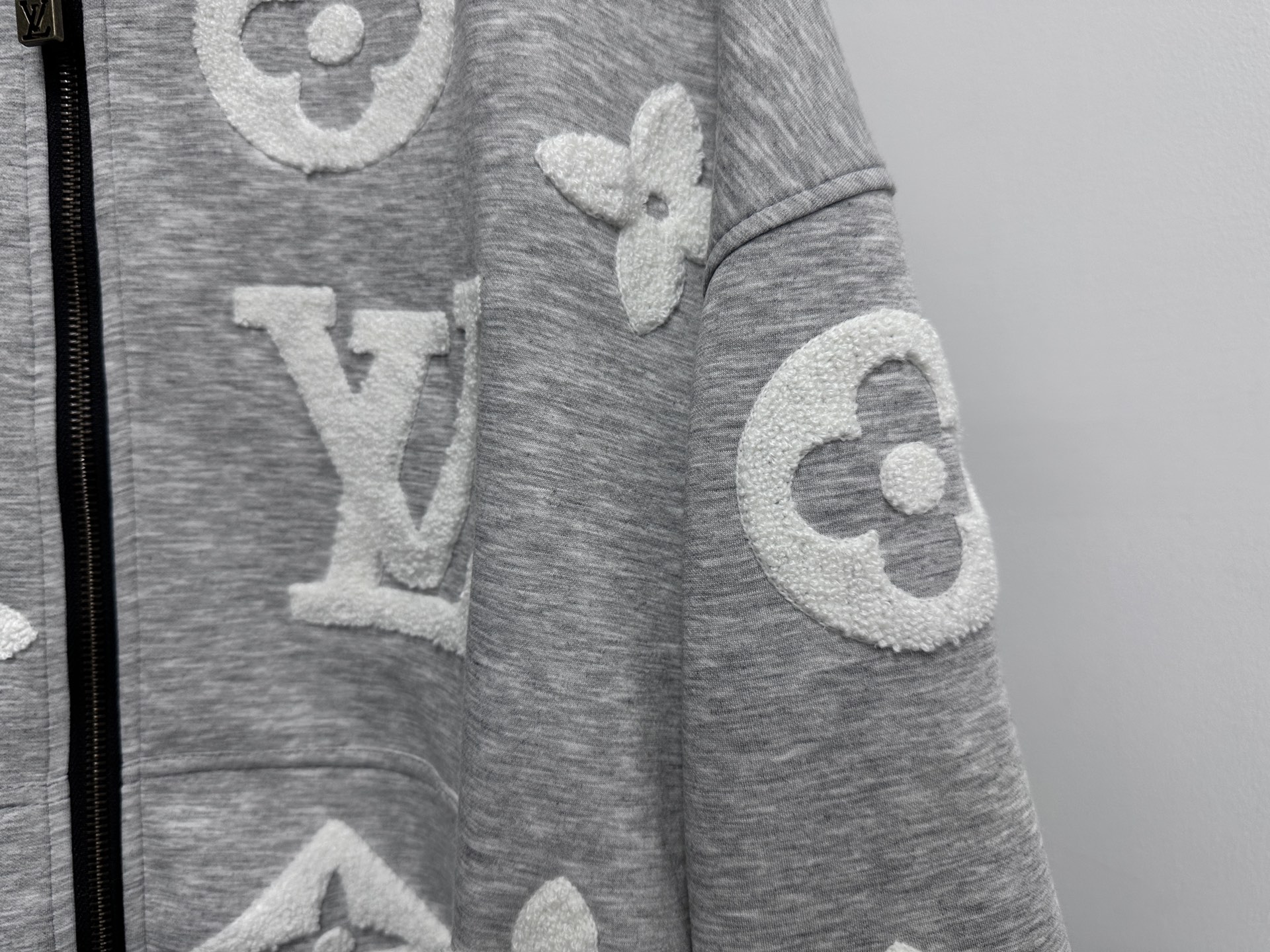 LV 精品仿製灰色立體Monogram連帽外套 奢華立體刺繡設計｜歐美奢侈品精品推薦