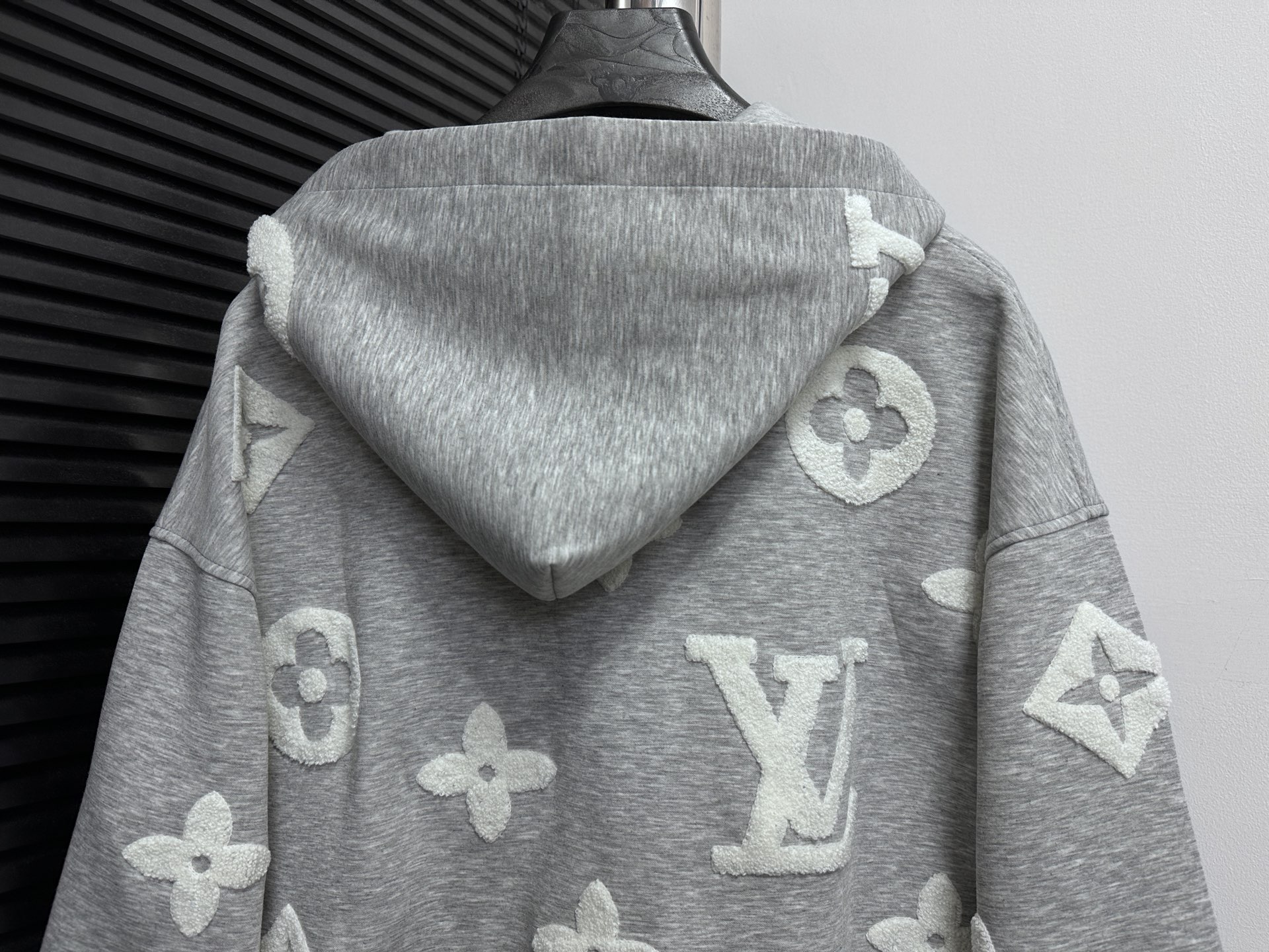 LV 精品仿製灰色立體Monogram連帽外套 奢華立體刺繡設計｜歐美奢侈品精品推薦