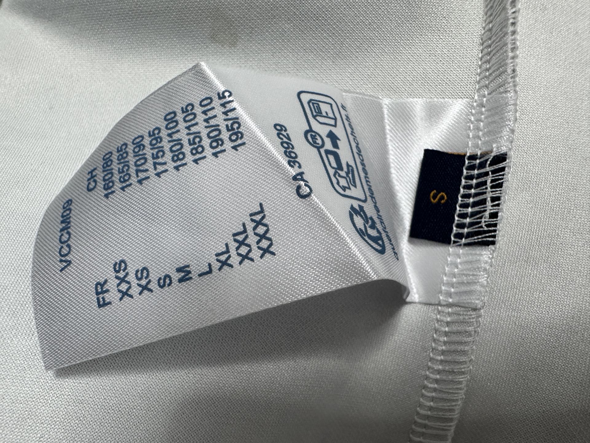 LV 精品仿製灰色立體Monogram連帽外套 奢華立體刺繡設計｜歐美奢侈品精品推薦