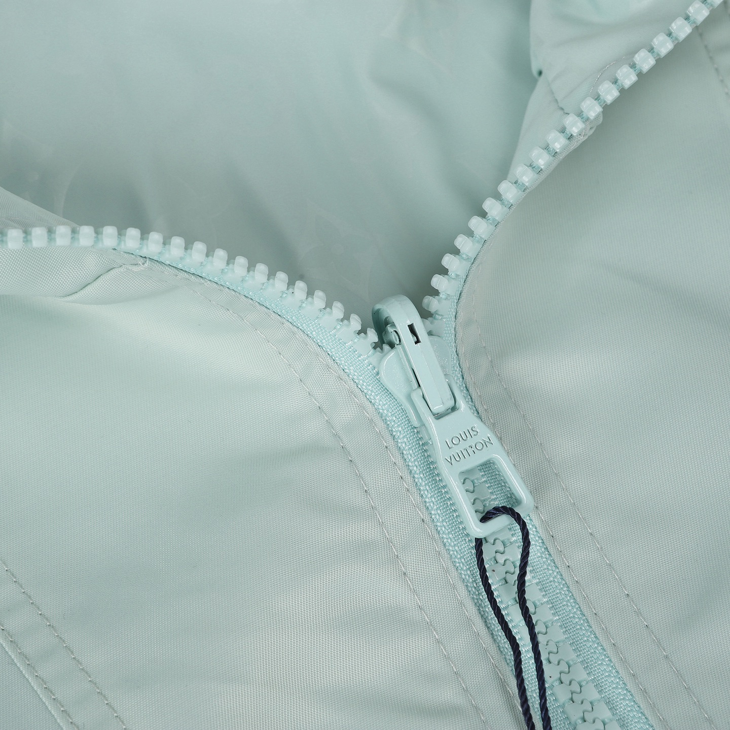 LV A貨冰藍Monogram防風連帽外套 清新時尚運動風｜歐美奢侈品精品推薦