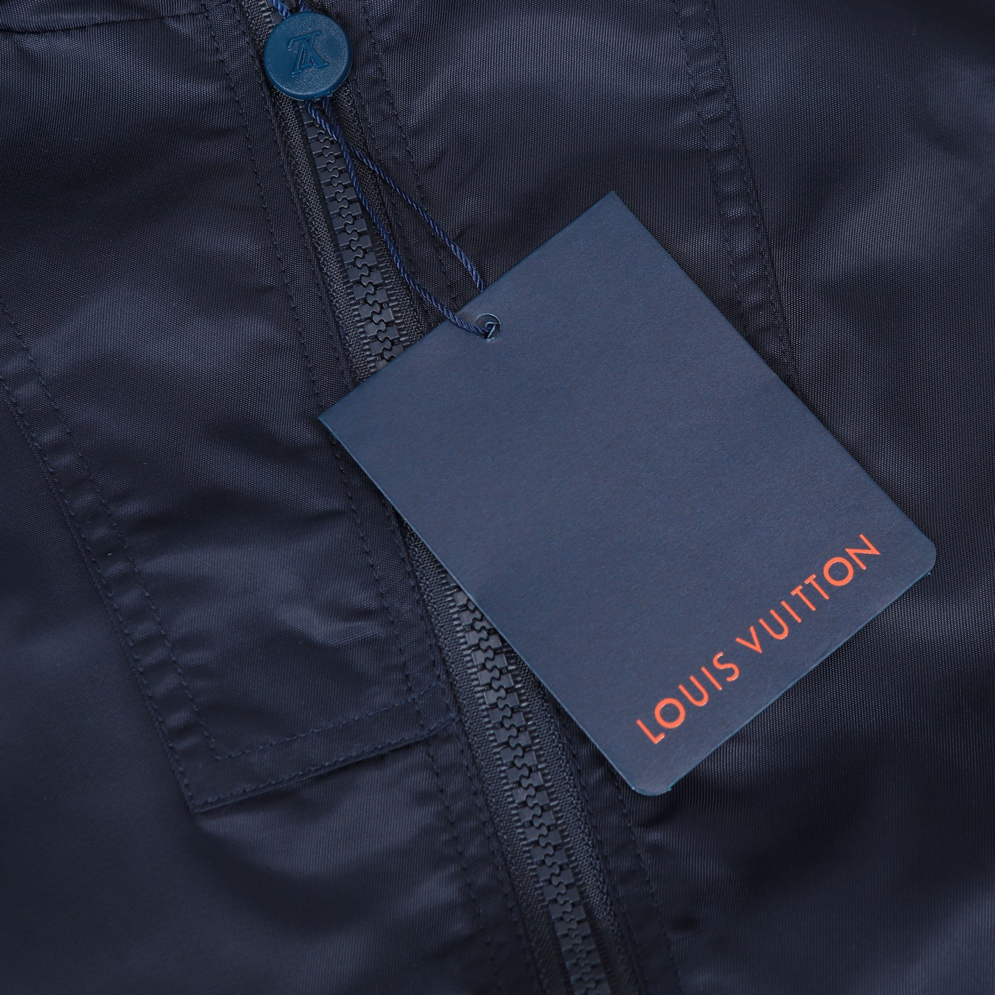 LV 高仿深藍Monogram防風外套 經典低調紋理設計｜歐美奢侈品精品推薦