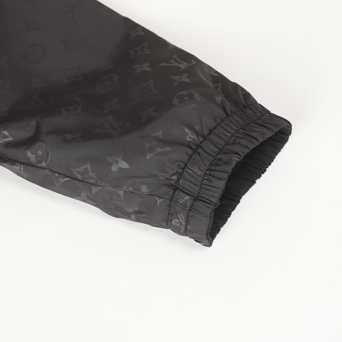 LV 原單黑色連帽防風外套 百搭時尚輕機能設計|超A仿原單精品圖片 11 LV 原單黑色連帽防風外套 百搭時尚輕機能設計|歐美奢侈品精品推薦