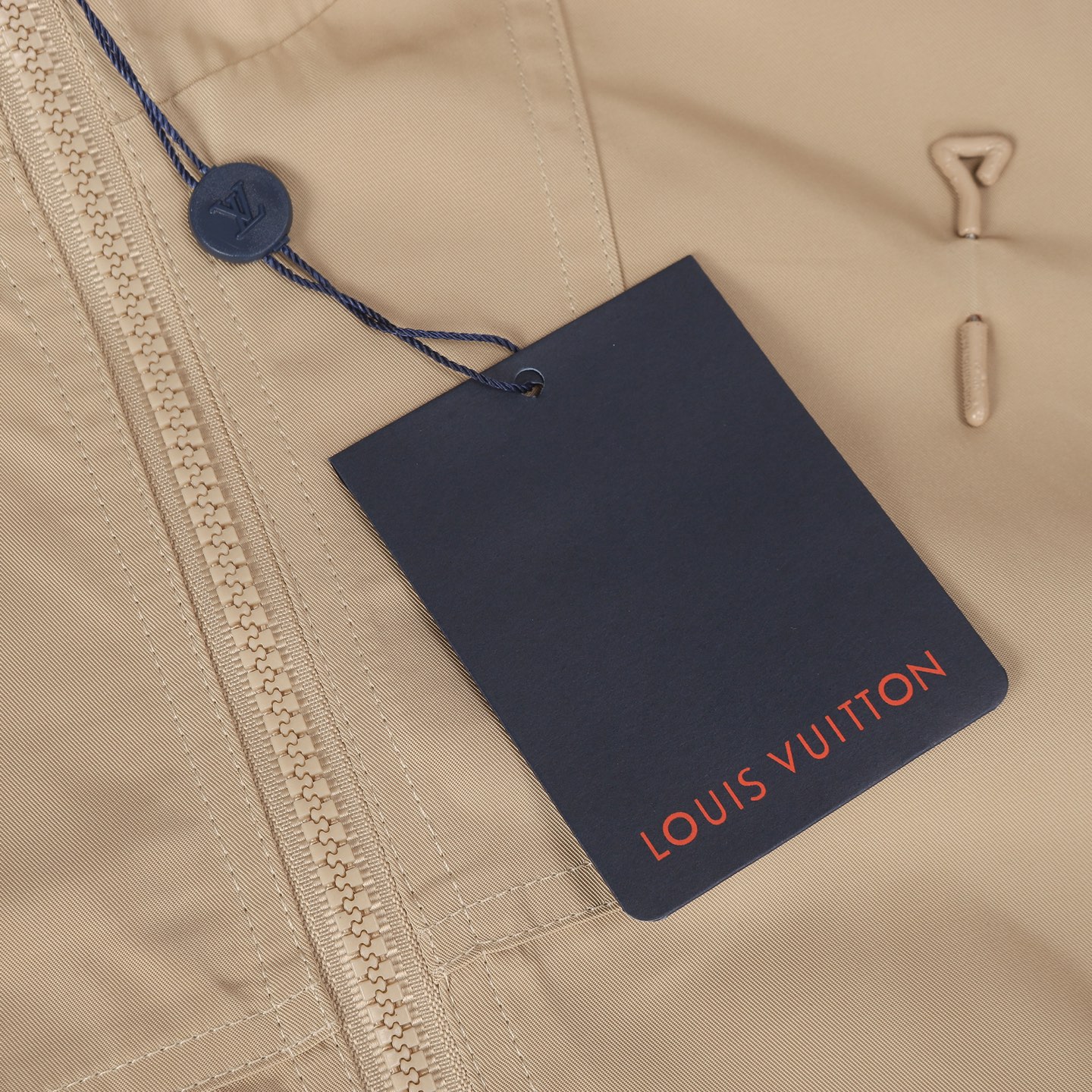 LV 高仿米色Monogram防風外套 低調奢華春秋百搭款|超A仿原單精品圖片 10 LV 高仿米色Monogram防風外套 低調奢華春秋百搭款|歐美奢侈品精品推薦