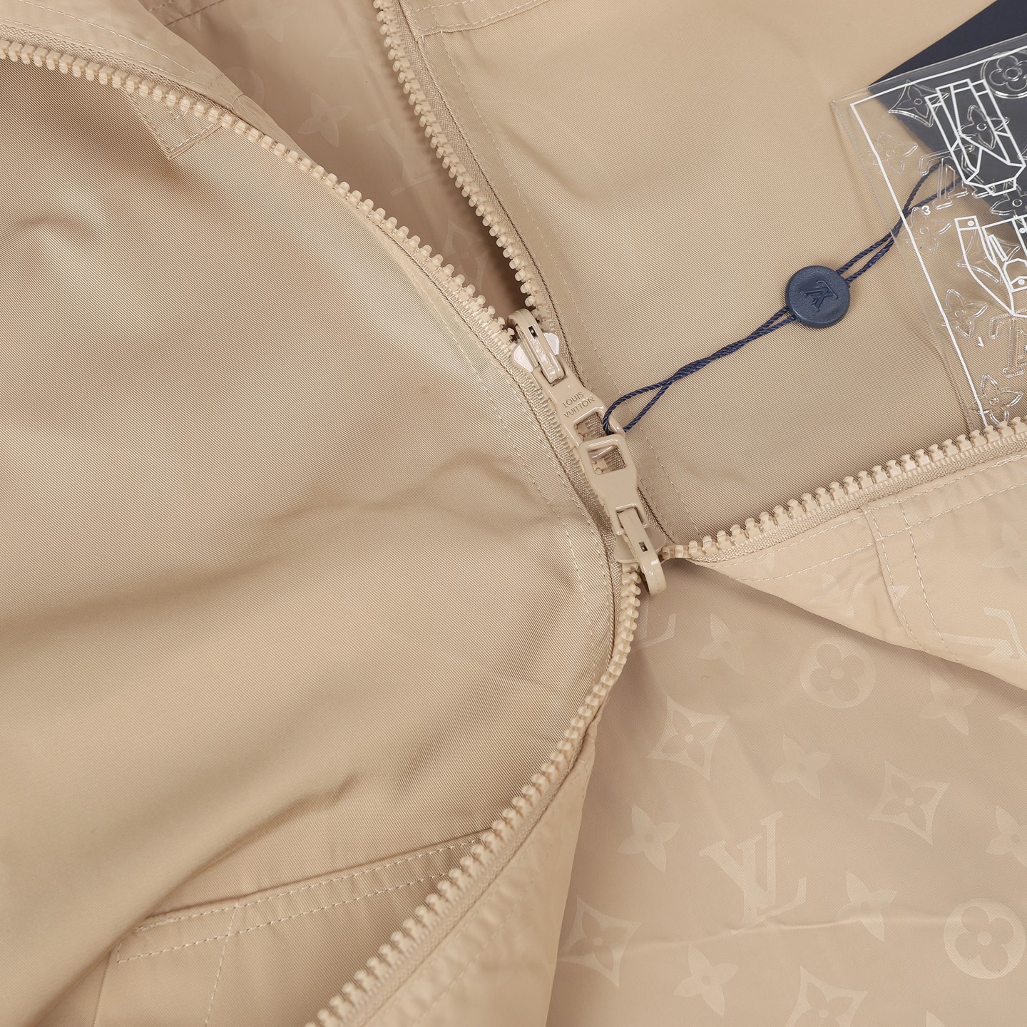 LV 高仿米色Monogram防風外套 低調奢華春秋百搭款|超A仿原單精品圖片 8 LV 高仿米色Monogram防風外套 低調奢華春秋百搭款|歐美奢侈品精品推薦