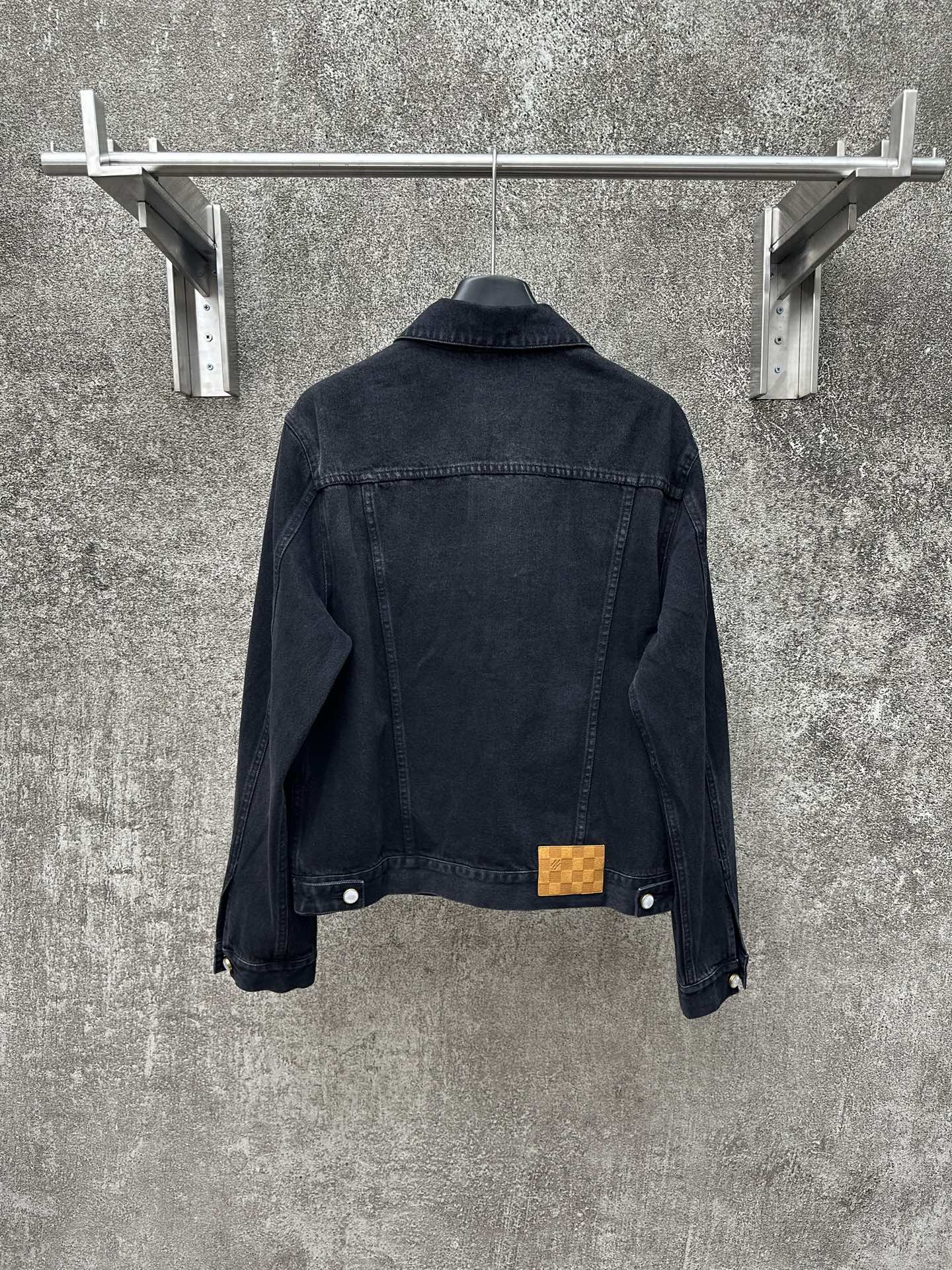 LV 一比一黑色丹寧牛仔外套 經典刺繡LOGO設計|超A仿原單精品圖片 14 LV 一比一黑色丹寧牛仔外套 經典刺繡LOGO設計|歐美奢侈品精品推薦