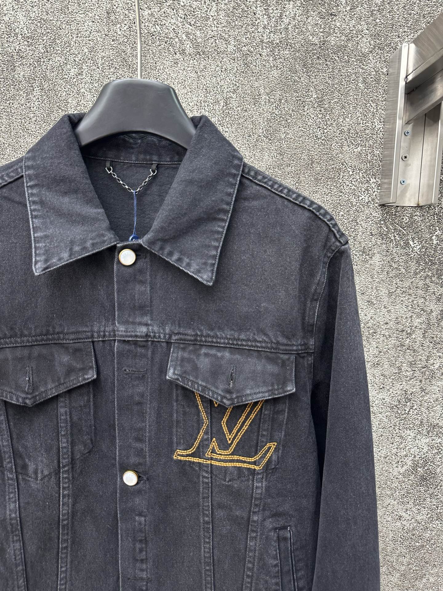 LV 一比一黑色丹寧牛仔外套 經典刺繡LOGO設計|超A仿原單精品圖片 13 LV 一比一黑色丹寧牛仔外套 經典刺繡LOGO設計|歐美奢侈品精品推薦