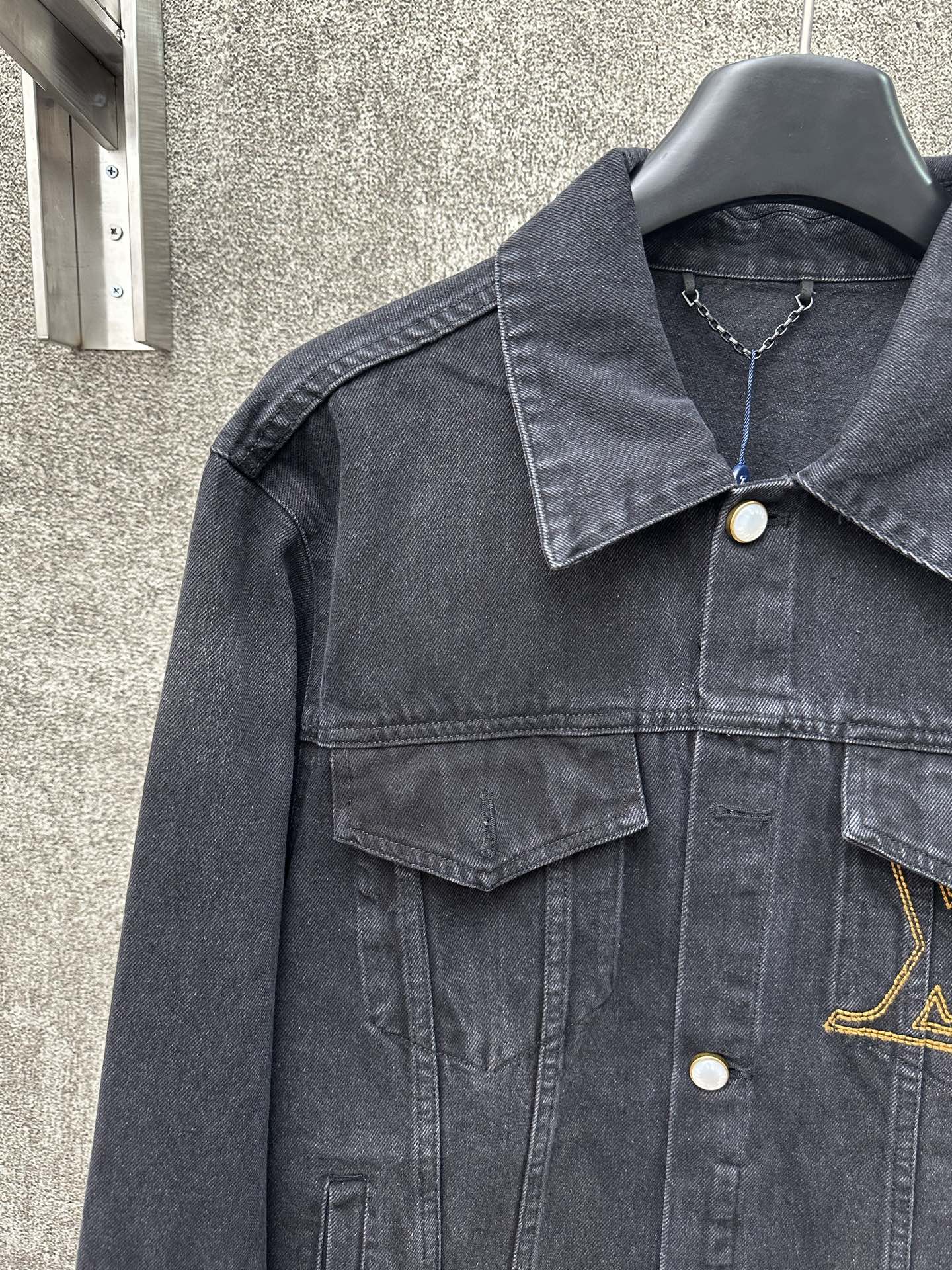 LV 一比一黑色丹寧牛仔外套 經典刺繡LOGO設計|超A仿原單精品圖片 12 LV 一比一黑色丹寧牛仔外套 經典刺繡LOGO設計|歐美奢侈品精品推薦