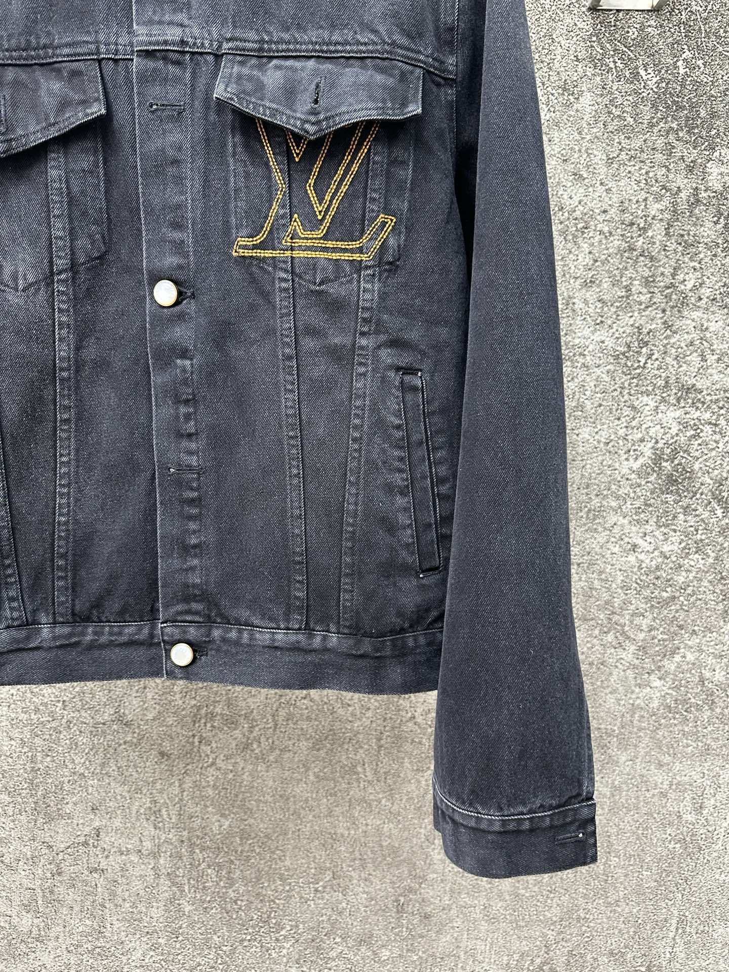 LV 一比一黑色丹寧牛仔外套 經典刺繡LOGO設計|超A仿原單精品圖片 11 LV 一比一黑色丹寧牛仔外套 經典刺繡LOGO設計|歐美奢侈品精品推薦