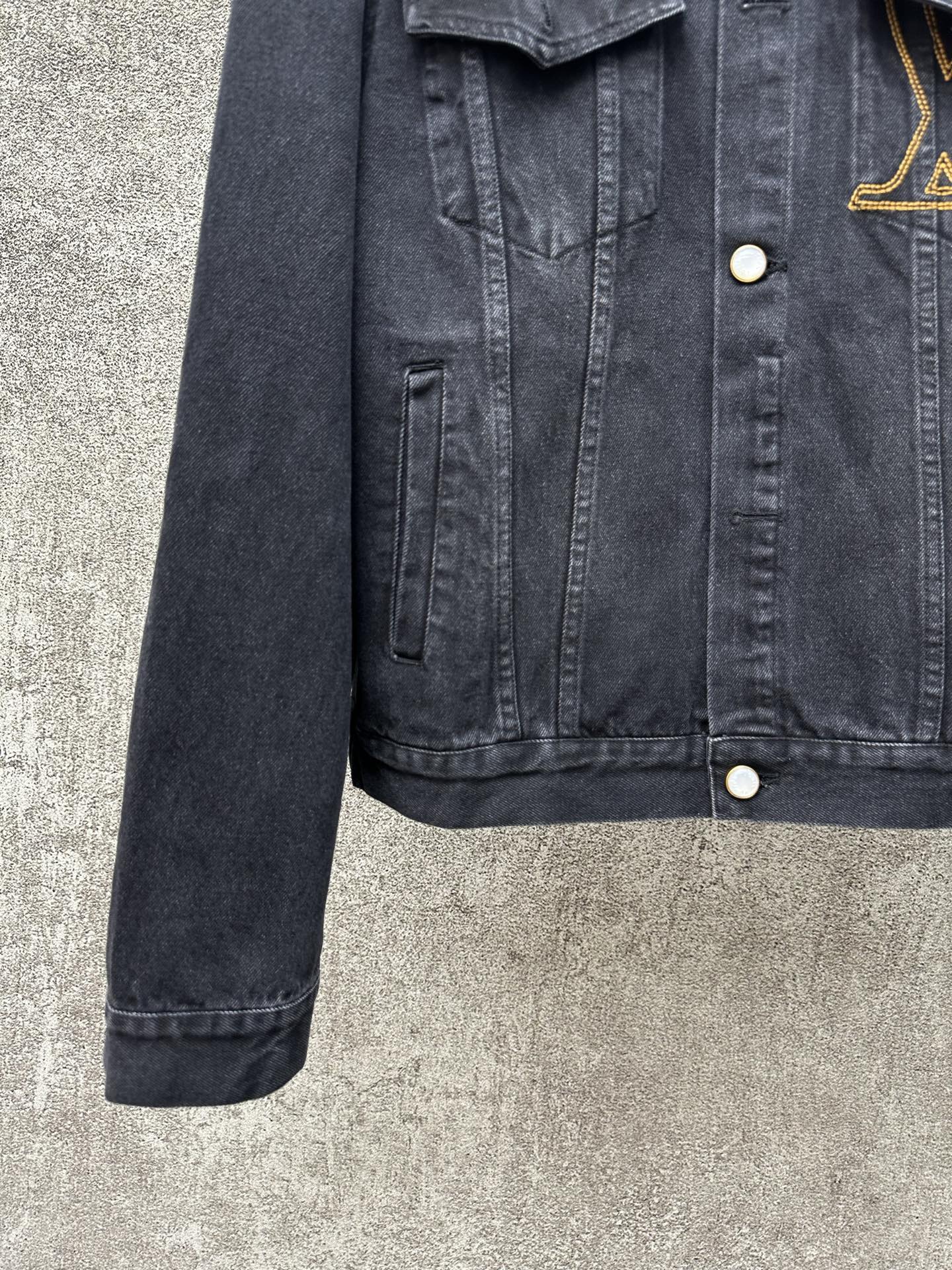 LV 一比一黑色丹寧牛仔外套 經典刺繡LOGO設計|超A仿原單精品圖片 10 LV 一比一黑色丹寧牛仔外套 經典刺繡LOGO設計|歐美奢侈品精品推薦