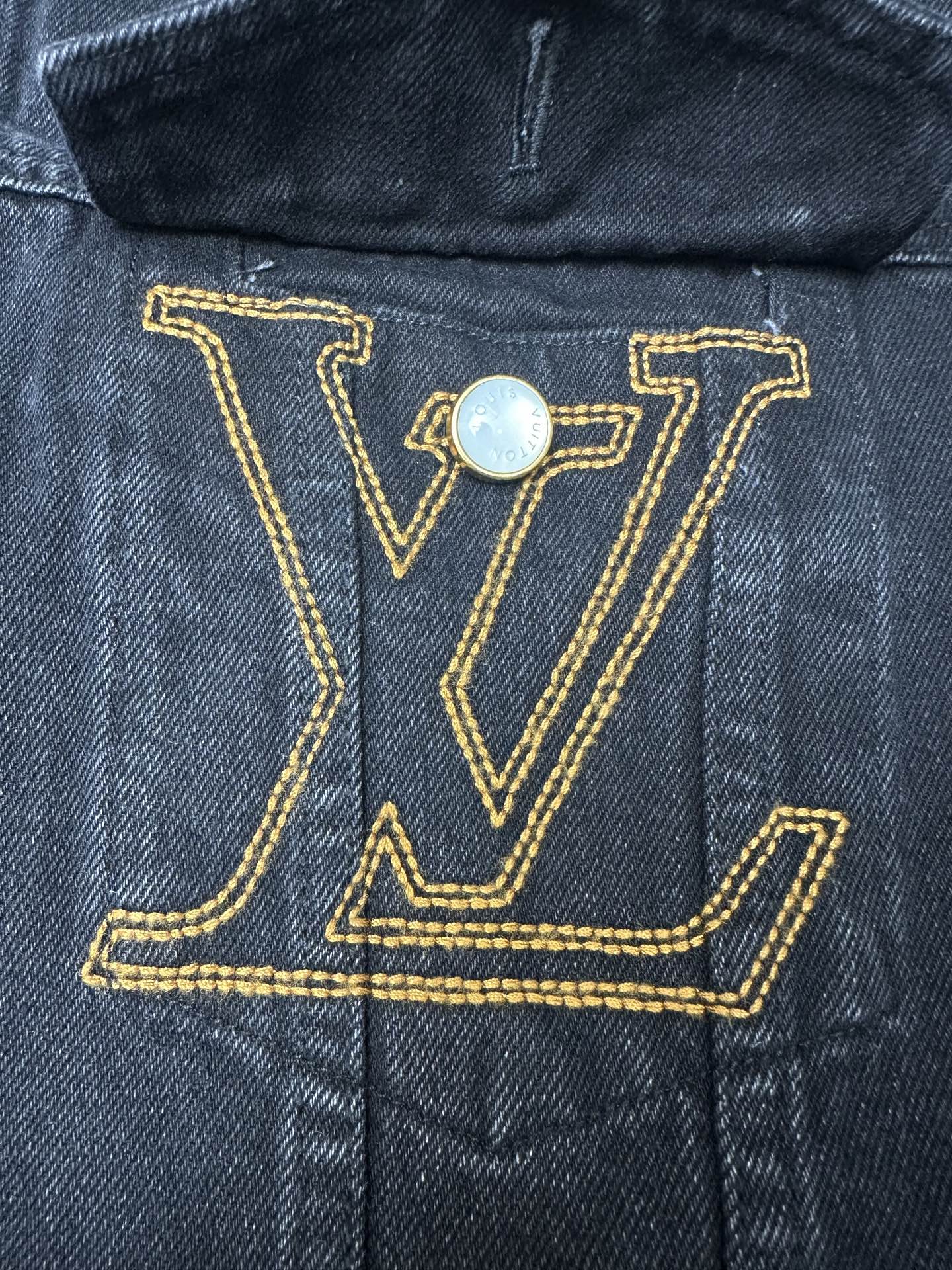 LV 一比一黑色丹寧牛仔外套 經典刺繡LOGO設計|超A仿原單精品圖片 8 LV 一比一黑色丹寧牛仔外套 經典刺繡LOGO設計|歐美奢侈品精品推薦