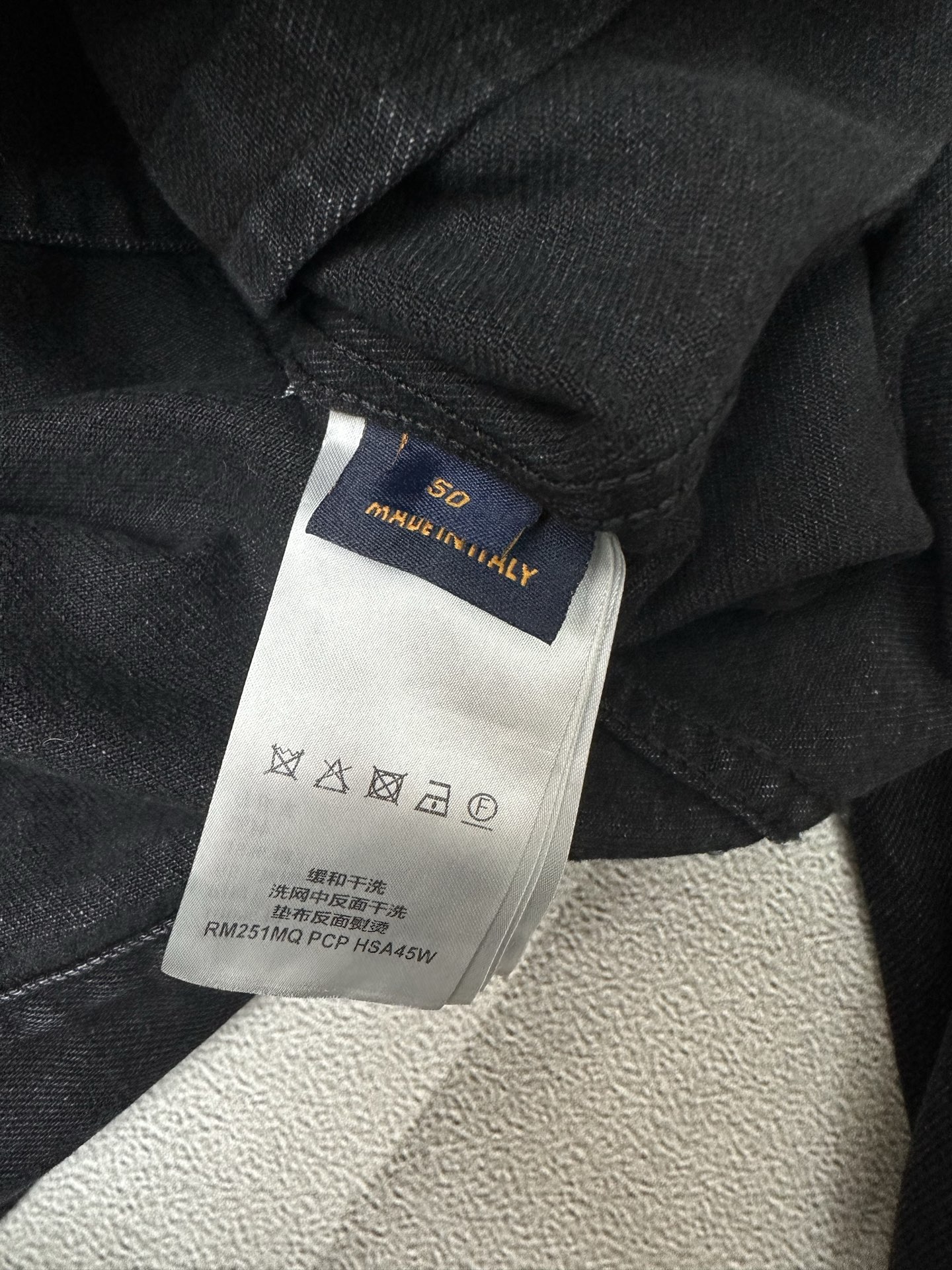 LV 一比一黑色丹寧牛仔外套 經典刺繡LOGO設計|超A仿原單精品圖片 7 LV 一比一黑色丹寧牛仔外套 經典刺繡LOGO設計|歐美奢侈品精品推薦