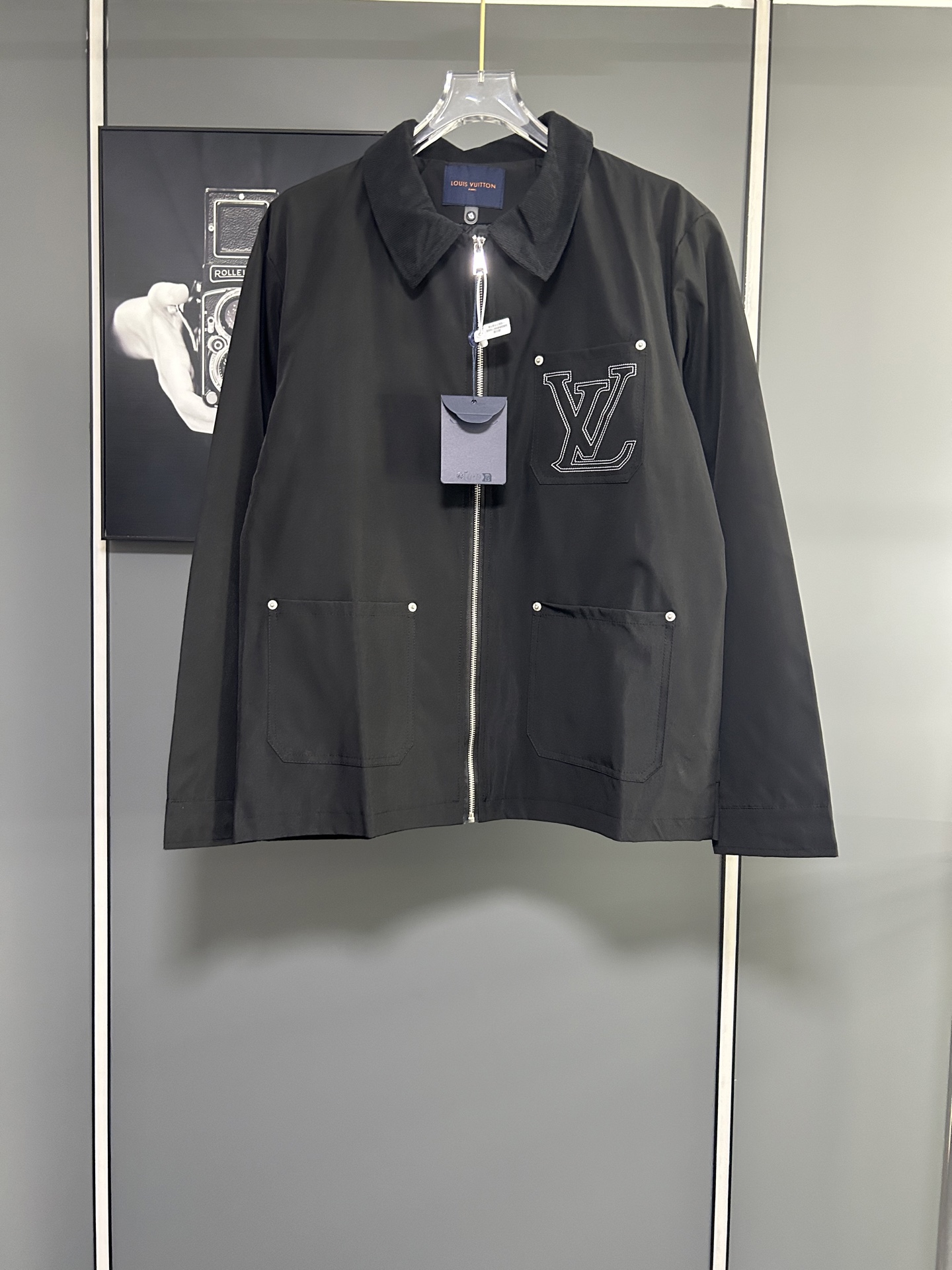 LV 精品仿製黑色拉鍊夾克外套 經典LV徽章工藝設計
