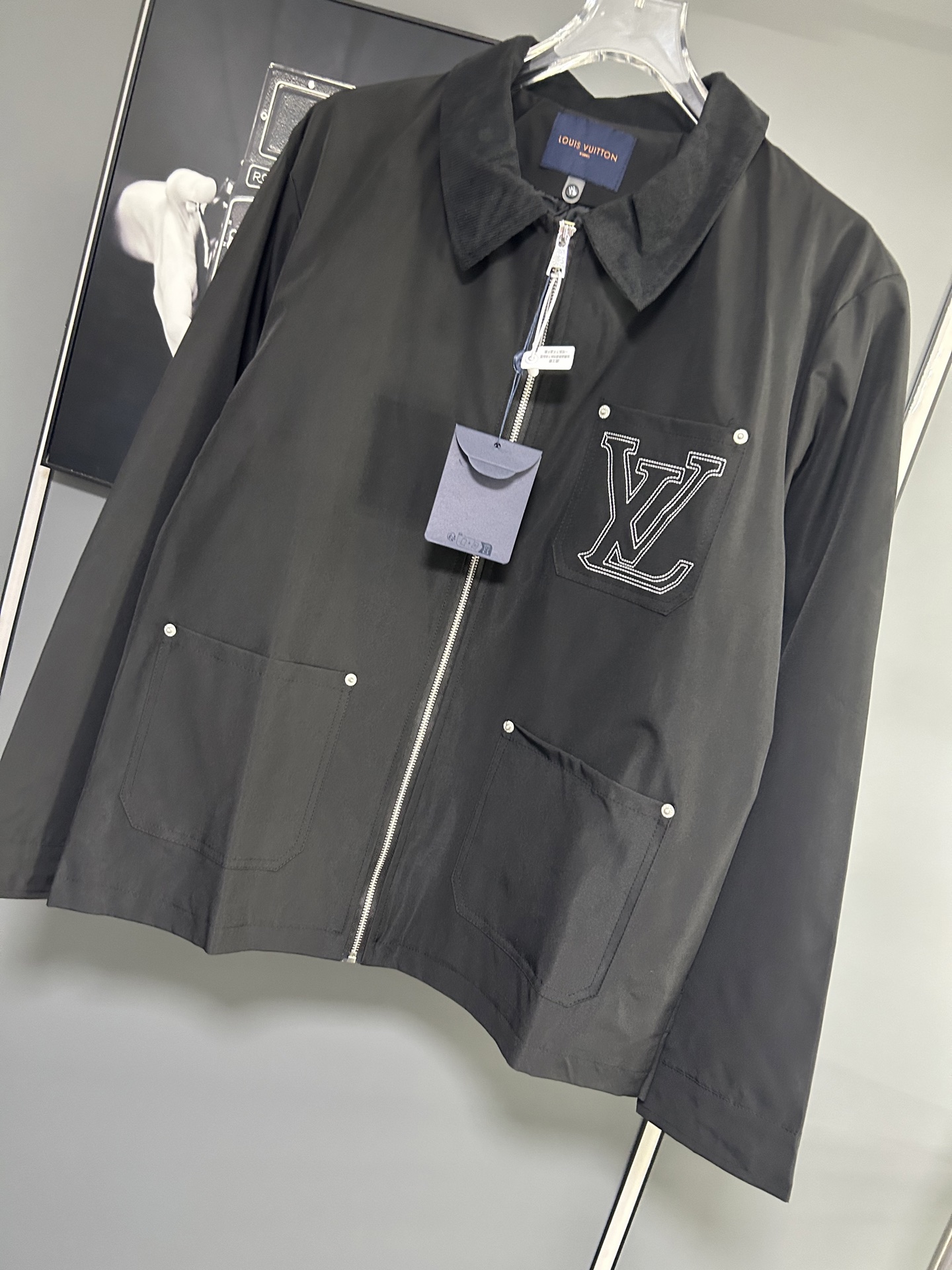 LV 精品仿製黑色拉鍊夾克外套 經典LV徽章工藝設計|超A仿原單精品圖片 13 LV 精品仿製黑色拉鍊夾克外套 經典LV徽章工藝設計|歐美奢侈品精品推薦