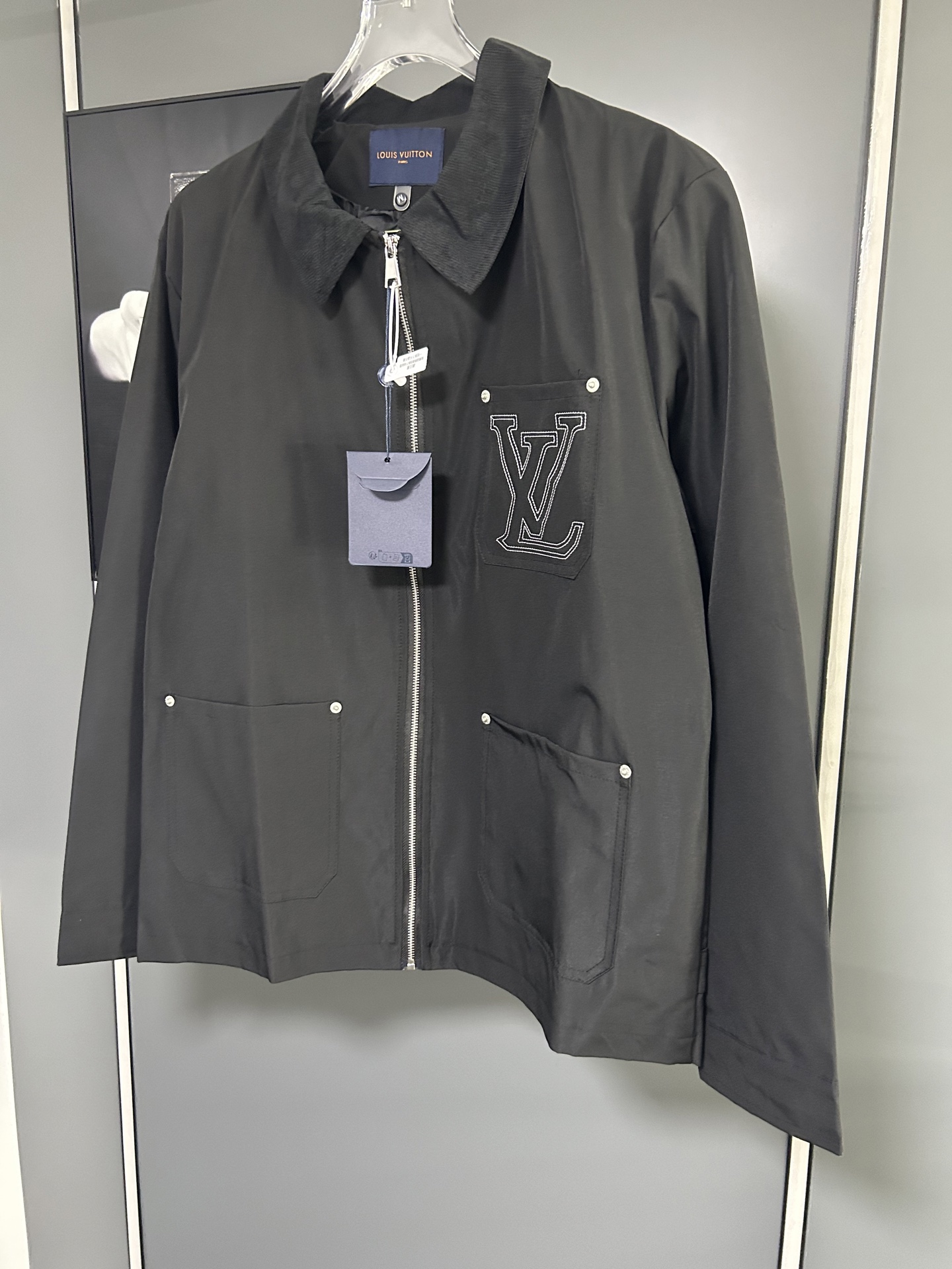 LV 精品仿製黑色拉鍊夾克外套 經典LV徽章工藝設計|超A仿原單精品圖片 12 LV 精品仿製黑色拉鍊夾克外套 經典LV徽章工藝設計|歐美奢侈品精品推薦