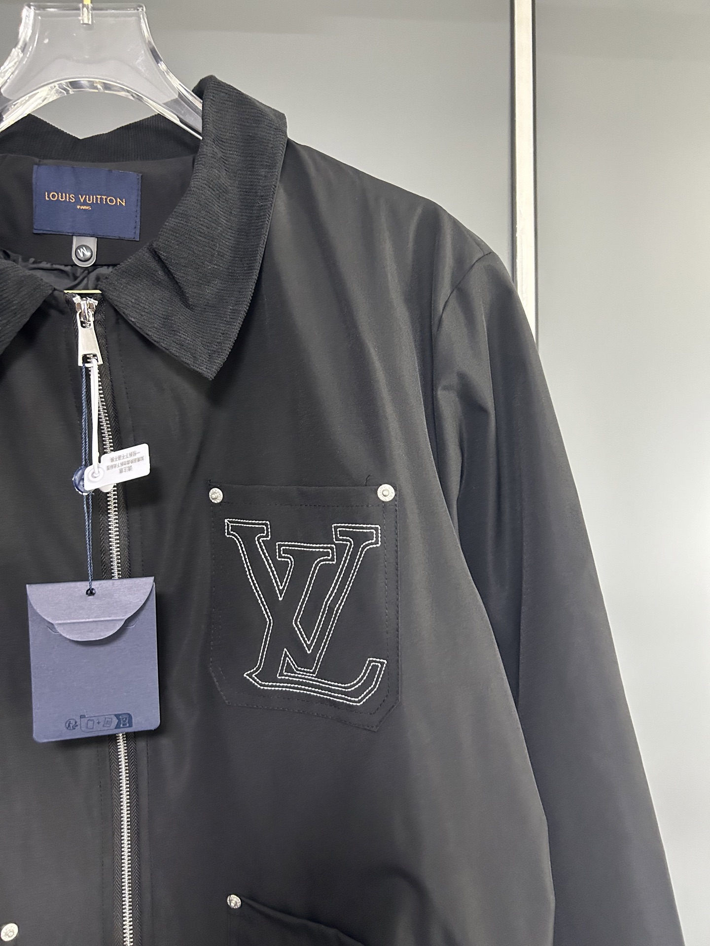 LV 精品仿製黑色拉鍊夾克外套 經典LV徽章工藝設計|超A仿原單精品圖片 11 LV 精品仿製黑色拉鍊夾克外套 經典LV徽章工藝設計|歐美奢侈品精品推薦
