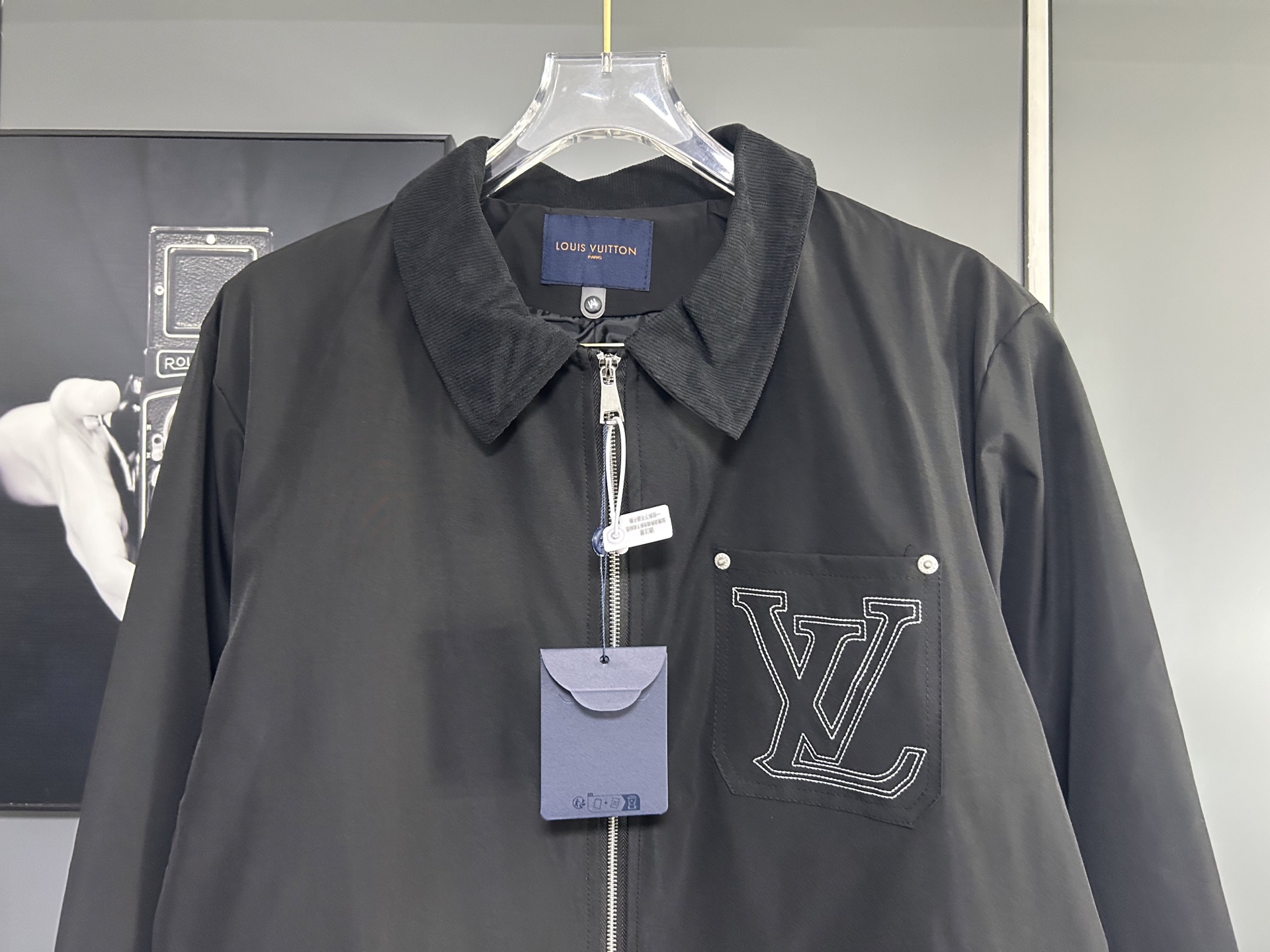 LV 精品仿製黑色拉鍊夾克外套 經典LV徽章工藝設計|超A仿原單精品圖片 9 LV 精品仿製黑色拉鍊夾克外套 經典LV徽章工藝設計|歐美奢侈品精品推薦