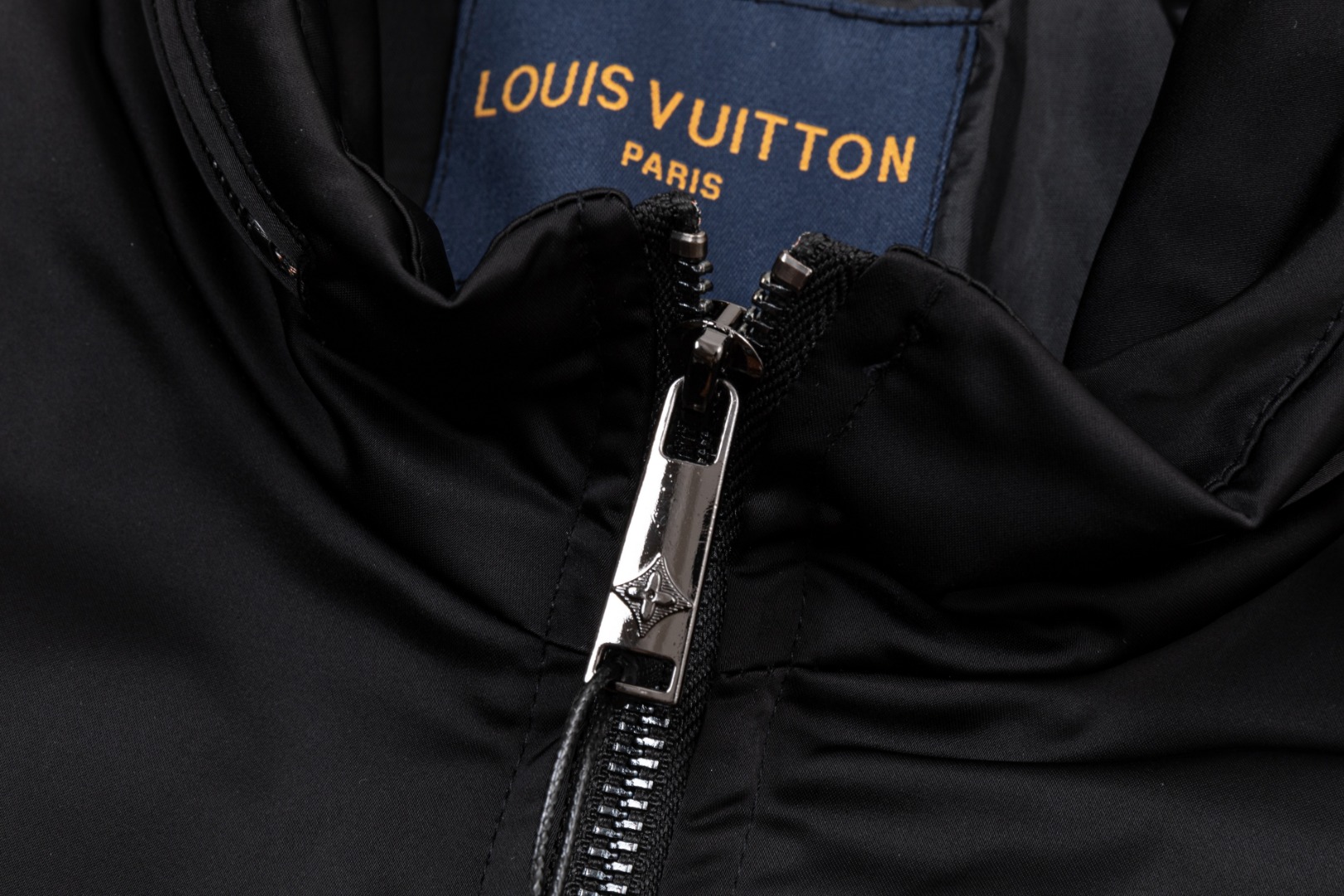 LV 超A貨黑色拼接Monogram運動夾克 時尚輕奢防風款|超A仿原單精品圖片 12 LV 超A貨黑色拼接Monogram運動夾克 時尚輕奢防風款|歐美奢侈品精品推薦