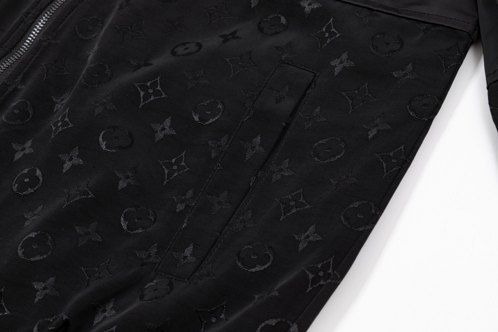 LV 超A貨黑色拼接Monogram運動夾克 時尚輕奢防風款|超A仿原單精品圖片 10 LV 超A貨黑色拼接Monogram運動夾克 時尚輕奢防風款|歐美奢侈品精品推薦