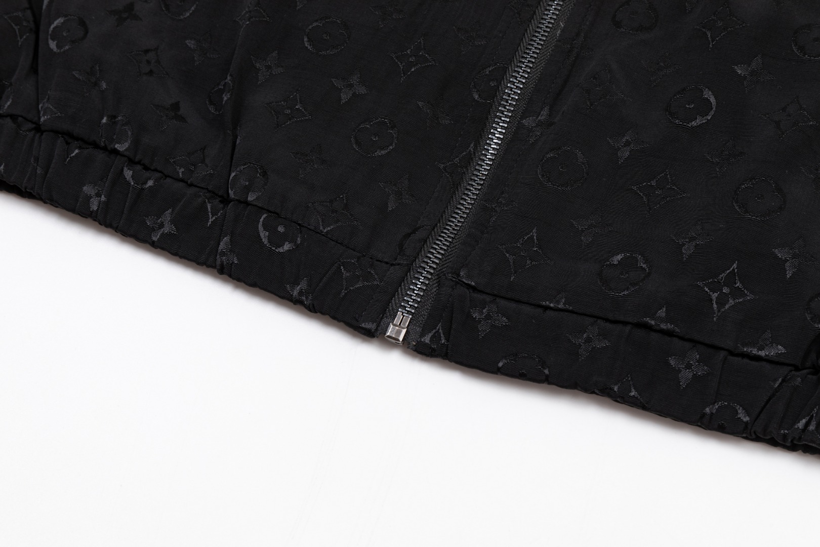 LV 超A貨黑色拼接Monogram運動夾克 時尚輕奢防風款|超A仿原單精品圖片 9 LV 超A貨黑色拼接Monogram運動夾克 時尚輕奢防風款|歐美奢侈品精品推薦