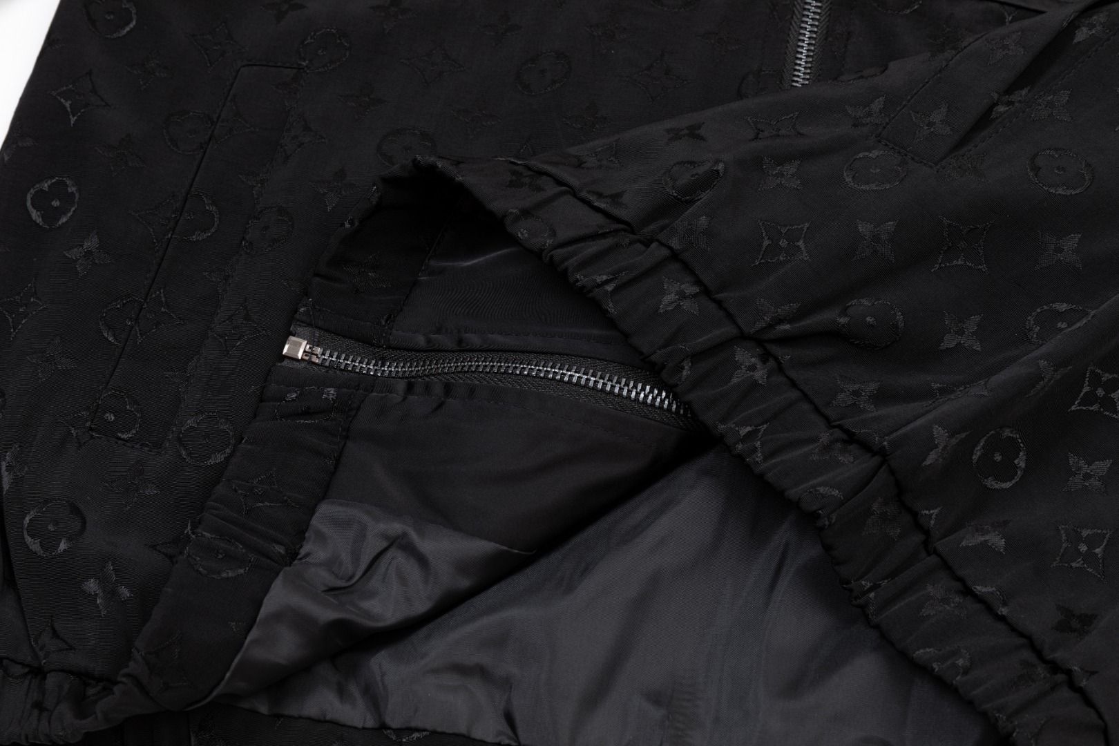 LV 超A貨黑色拼接Monogram運動夾克 時尚輕奢防風款|超A仿原單精品圖片 8 LV 超A貨黑色拼接Monogram運動夾克 時尚輕奢防風款|歐美奢侈品精品推薦