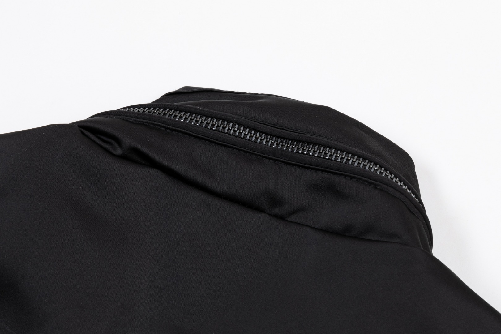 LV 超A貨黑色拼接Monogram運動夾克 時尚輕奢防風款|超A仿原單精品圖片 7 LV 超A貨黑色拼接Monogram運動夾克 時尚輕奢防風款|歐美奢侈品精品推薦