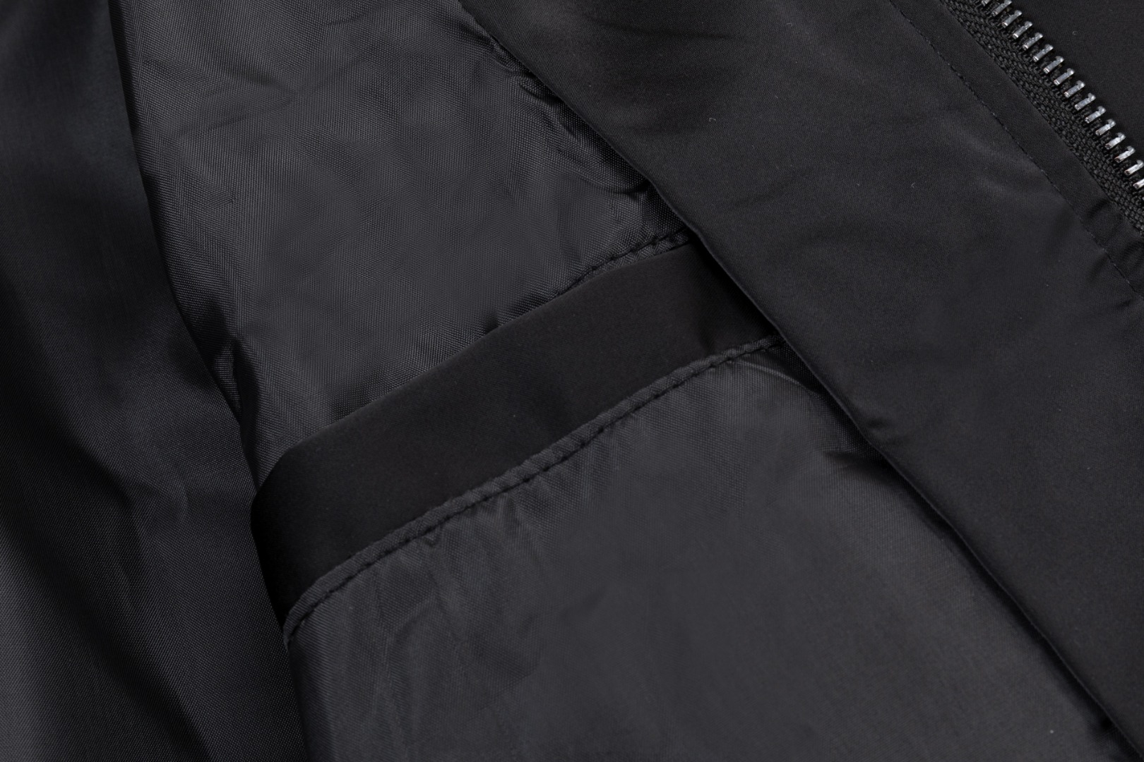 LV 超A貨黑色拼接Monogram運動夾克 時尚輕奢防風款|超A仿原單精品圖片 6 LV 超A貨黑色拼接Monogram運動夾克 時尚輕奢防風款|歐美奢侈品精品推薦