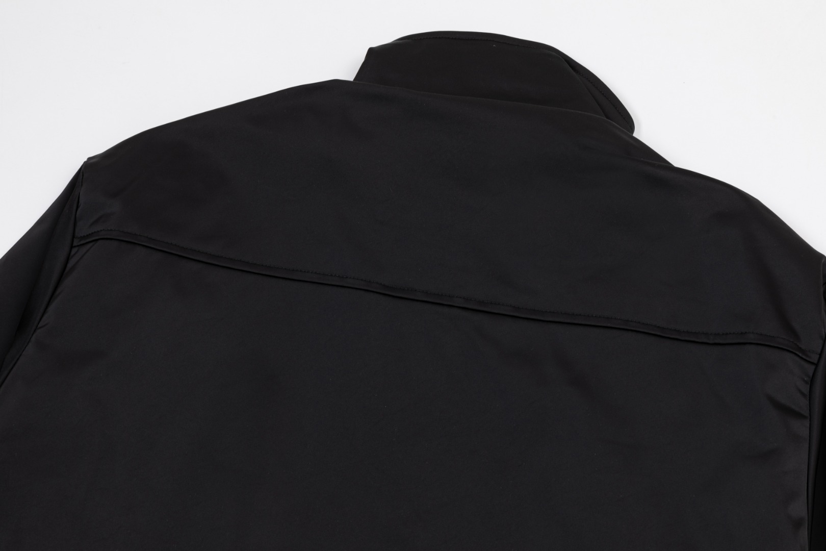 LV 原單黑色Logo邊飾運動夾克 時尚精品輕量防風外套｜歐美奢侈品精品推薦