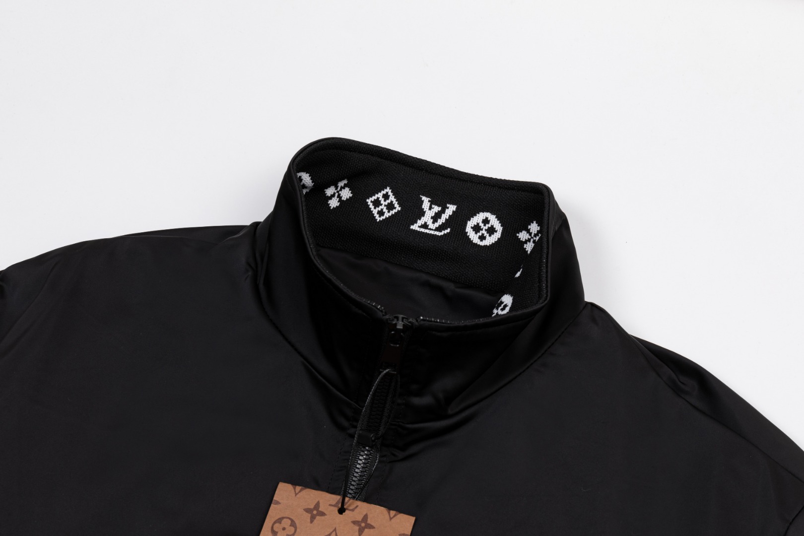 LV 原單黑色Logo邊飾運動夾克 時尚精品輕量防風外套｜歐美奢侈品精品推薦