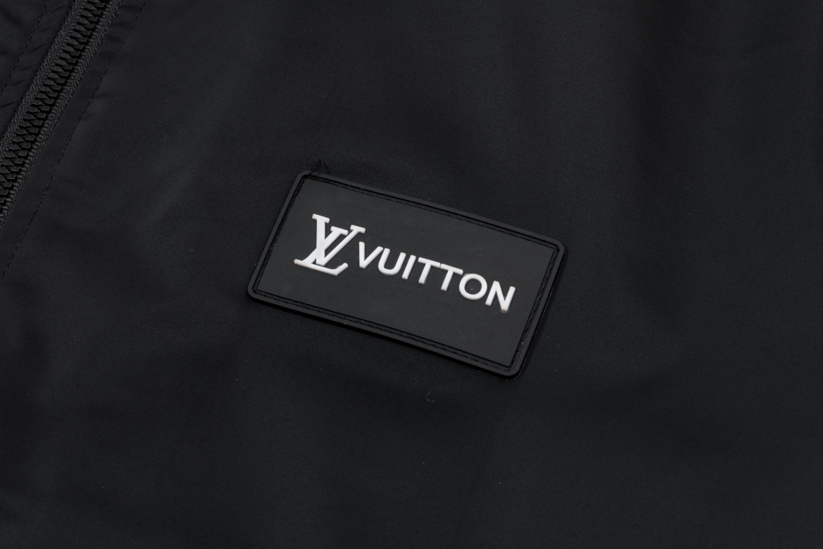 LV 原單黑色Logo邊飾運動夾克 時尚精品輕量防風外套｜歐美奢侈品精品推薦