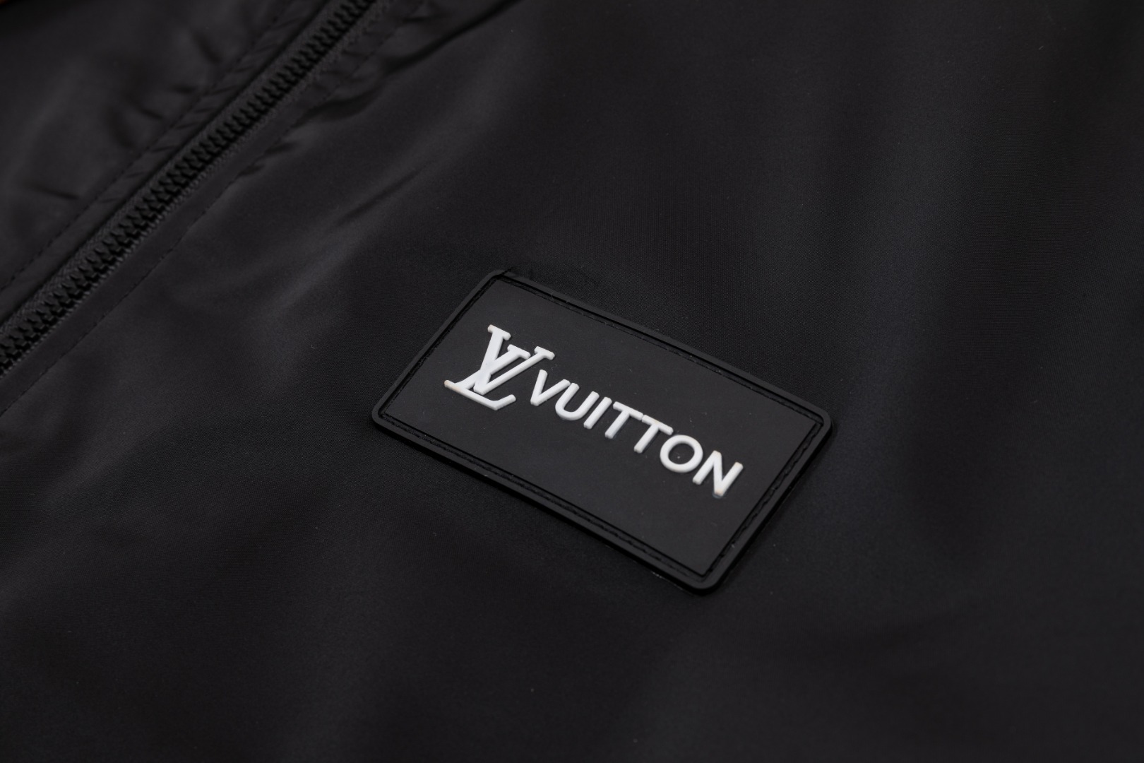 LV 原單黑色Logo邊飾運動夾克 時尚精品輕量防風外套｜歐美奢侈品精品推薦