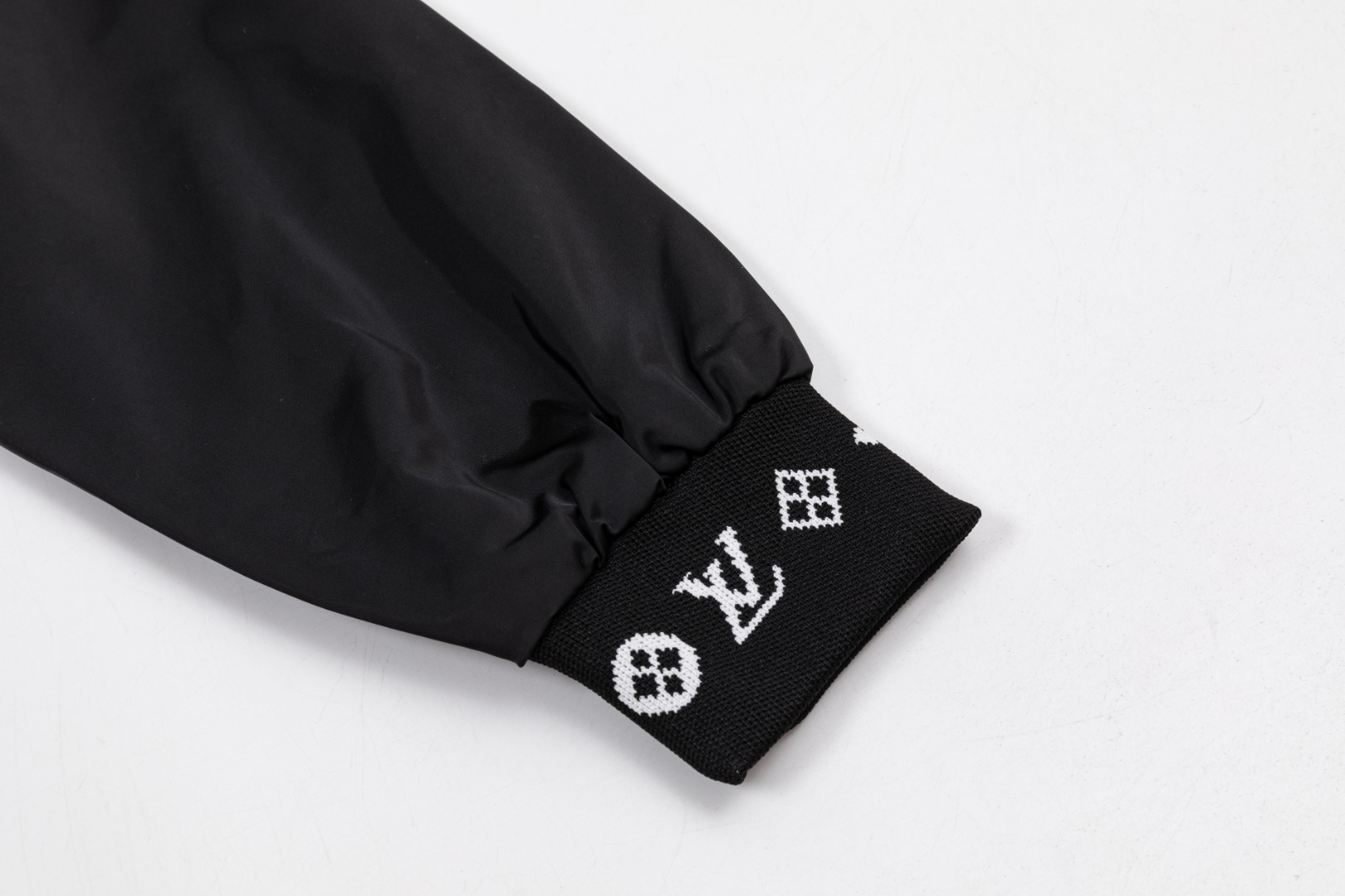 LV 原單黑色Logo邊飾運動夾克 時尚精品輕量防風外套｜歐美奢侈品精品推薦