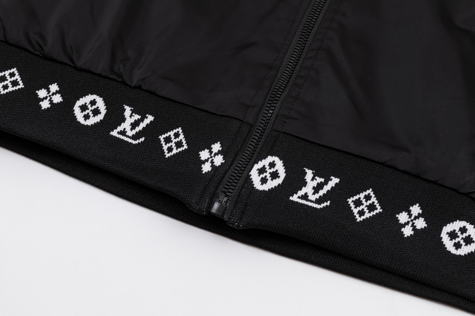 LV 原單黑色Logo邊飾運動夾克 時尚精品輕量防風外套｜歐美奢侈品精品推薦