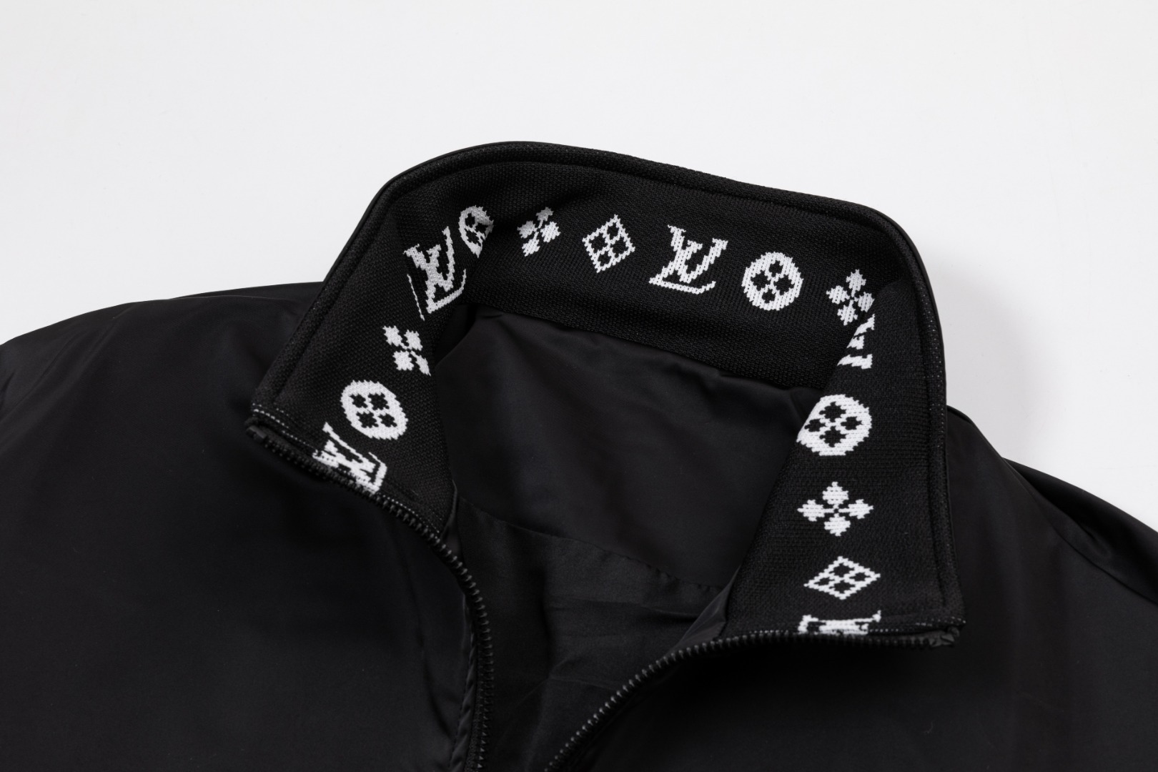 LV 原單黑色Logo邊飾運動夾克 時尚精品輕量防風外套｜歐美奢侈品精品推薦