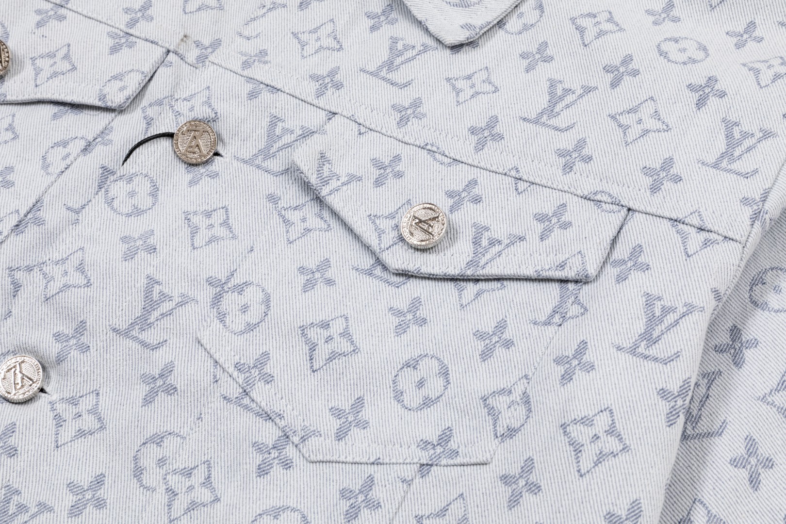 LV A級淺藍滿版Monogram丹寧夾克 時尚百搭精品外套|超A仿原單精品圖片 11 LV A級淺藍滿版Monogram丹寧夾克 時尚百搭精品外套|歐美奢侈品精品推薦