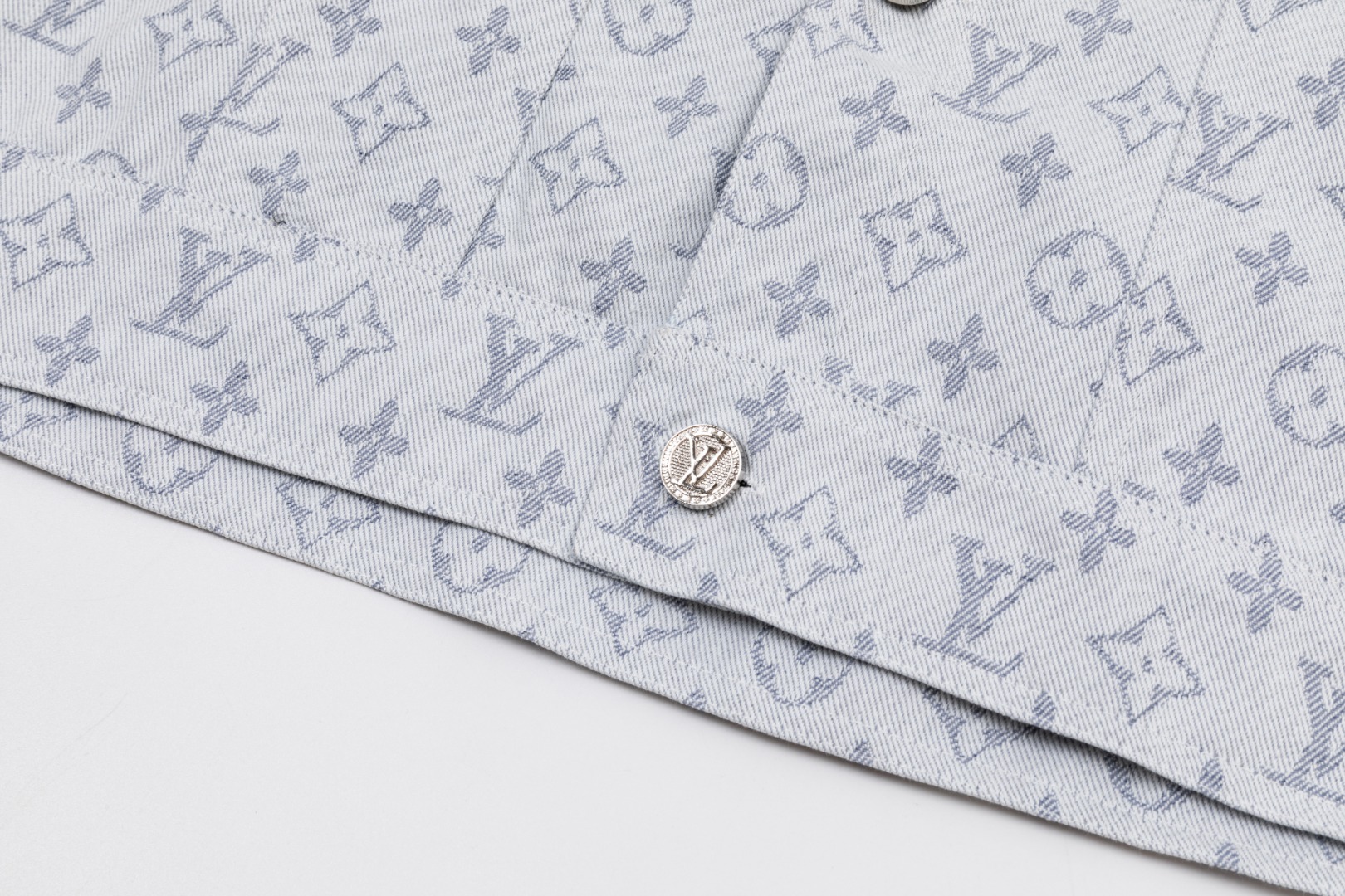 LV A級淺藍滿版Monogram丹寧夾克 時尚百搭精品外套|超A仿原單精品圖片 8 LV A級淺藍滿版Monogram丹寧夾克 時尚百搭精品外套|歐美奢侈品精品推薦