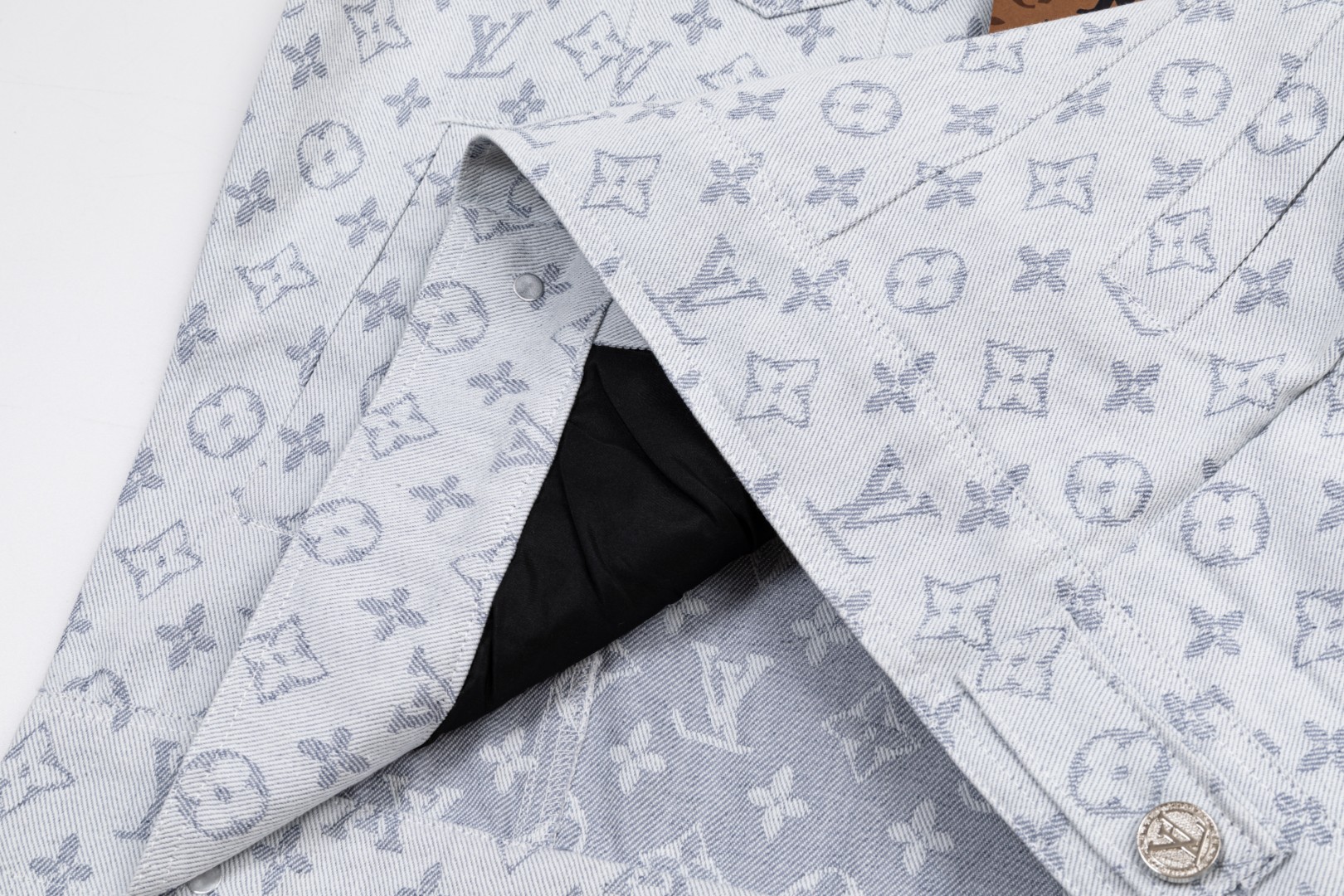 LV A級淺藍滿版Monogram丹寧夾克 時尚百搭精品外套|超A仿原單精品圖片 7 LV A級淺藍滿版Monogram丹寧夾克 時尚百搭精品外套|歐美奢侈品精品推薦