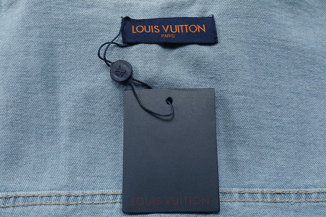 LV 精品仿製淺藍棋盤格丹寧夾克 時尚復古牛仔外套｜歐美奢侈品精品推薦
