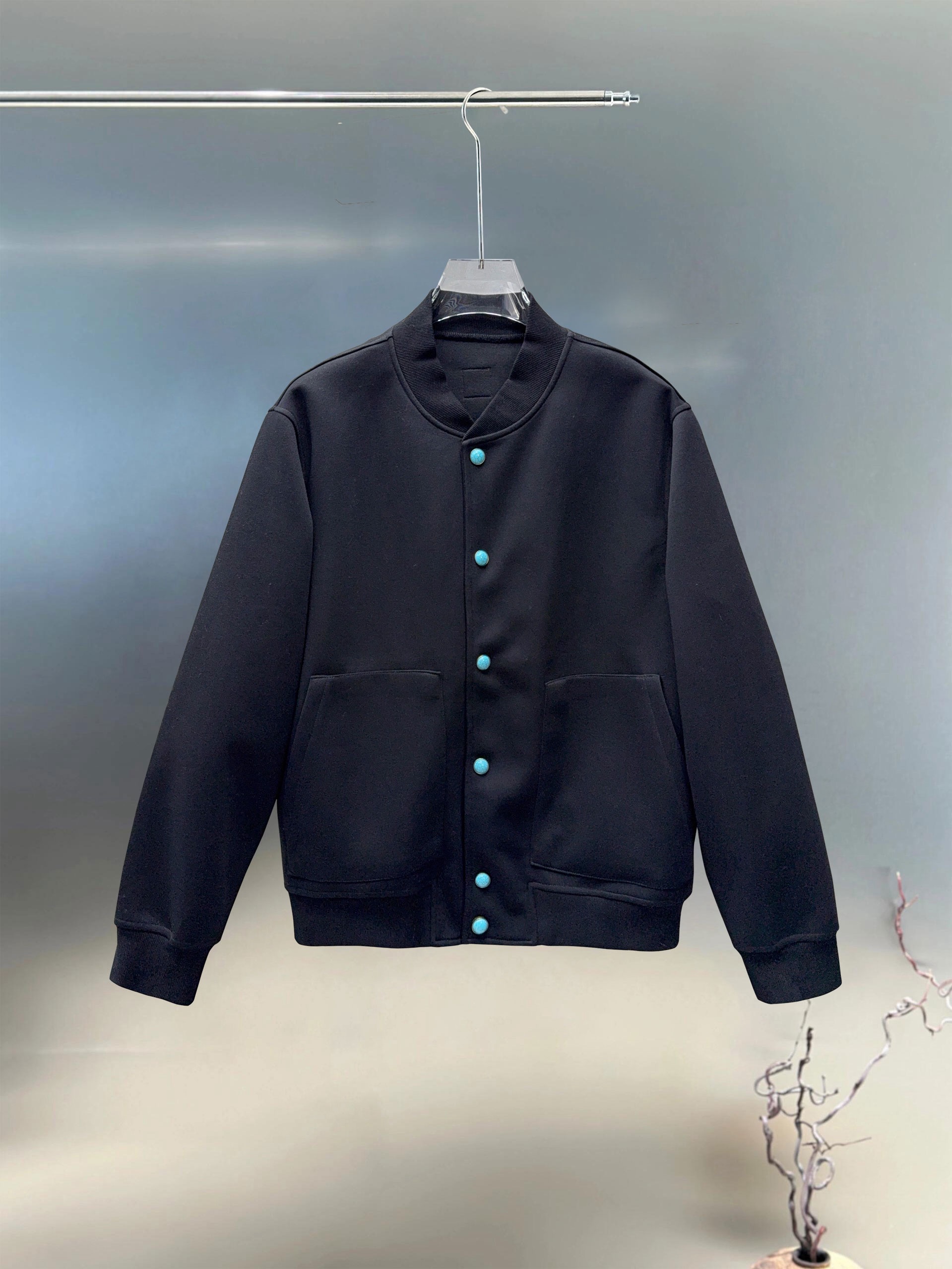 LV高仿外套 男士黑色立領設計簡約時尚百搭款2025秋冬新款|超A仿原單精品圖片 2 LV高仿外套 男士黑色立領設計簡約時尚百搭款2025秋冬新款|歐美奢侈品精品推薦