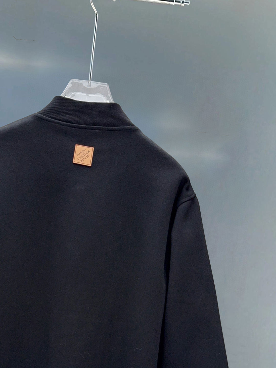 LV高仿外套 男士黑色立領設計簡約時尚百搭款2025秋冬新款｜歐美奢侈品精品推薦