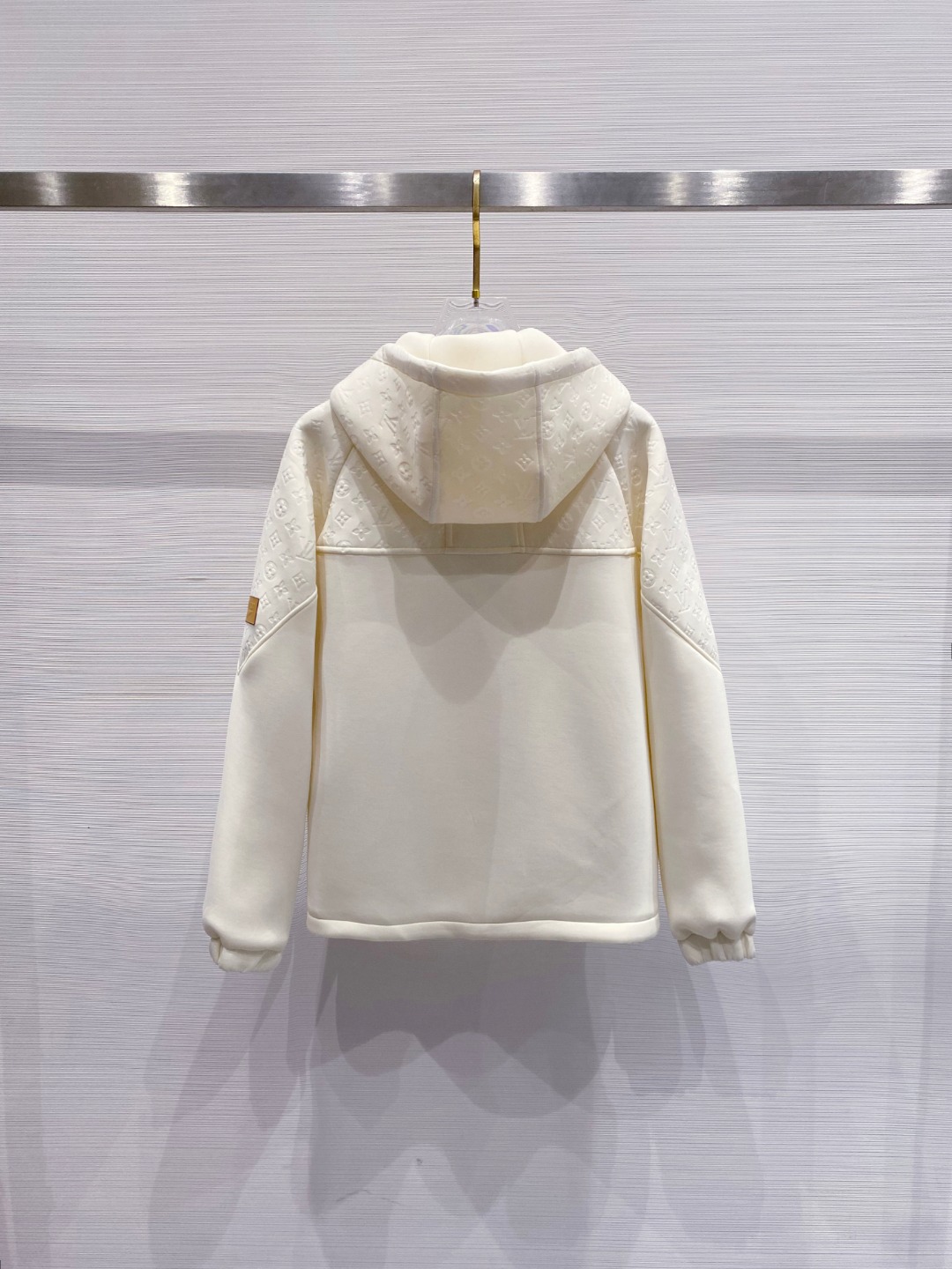 LV高仿連帽外套 女士白色滿版壓花設計2025早春新款|超A仿原單精品圖片 14 LV高仿連帽外套 女士白色滿版壓花設計2025早春新款|歐美奢侈品精品推薦
